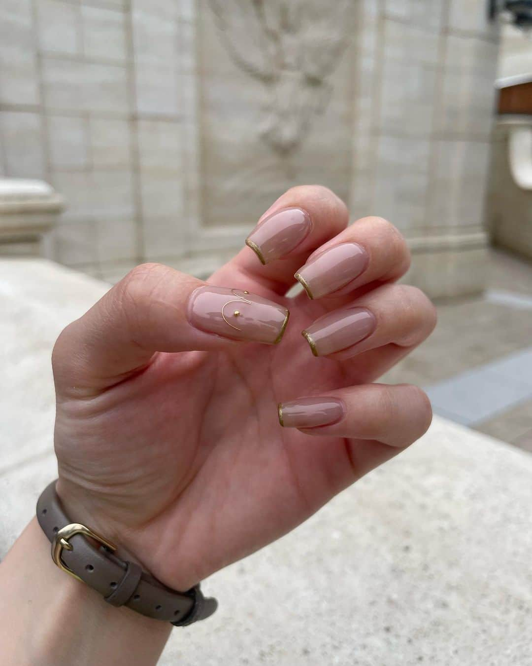 大和田南那さんのインスタグラム写真 - (大和田南那Instagram)「前回nail♡ スクエアでヌーディーカラーにゴールドのポイントがとても好み… ハートのホロと女体モチーフ💋 毎度の事ながらいくみさん天才だ~~」8月20日 17時11分 - nanaowada_official