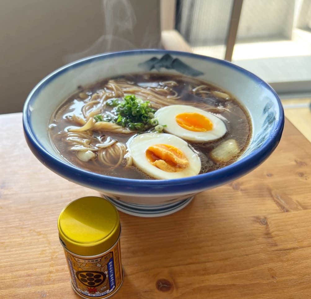 本谷亜紀のインスタグラム：「おうちラーメン🍜  丼はAFURI、スープは市販のすみれの醤油！！札幌系のラーメン作る時は先に野菜を強火で炒めてそのあと同じフライパンでスープそのまま作ると美味しい！  麺はマルツネ 業務用 中華そば という乾麺がとってもおいしい！！冷やし中華にもおすすめ！  それから八幡屋礒五郎・拉麺七味缶というラーメン専用七味をかけて完成❤️ #おうちラーメン　#おうちご飯 #ラーメン #らーめん #麺スタグラム #つけ麺 #ランチ #中華そば #🍜」