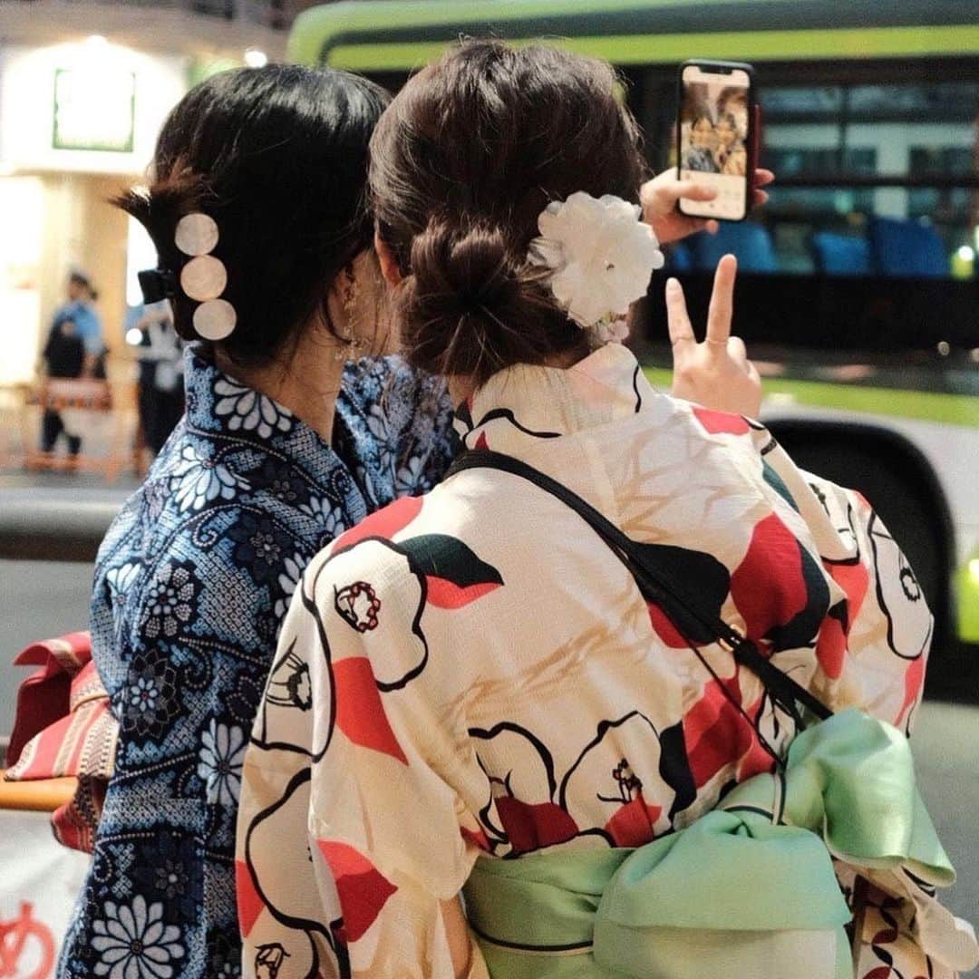 小牧那凪のインスタグラム：「今年の夏 極めてよろし。🌞✨  好きな服の系統が真逆な2人、 着物と帯の色も真逆になりました。笑 みんな違ってみんな良い😌  @rion_tanimoto」