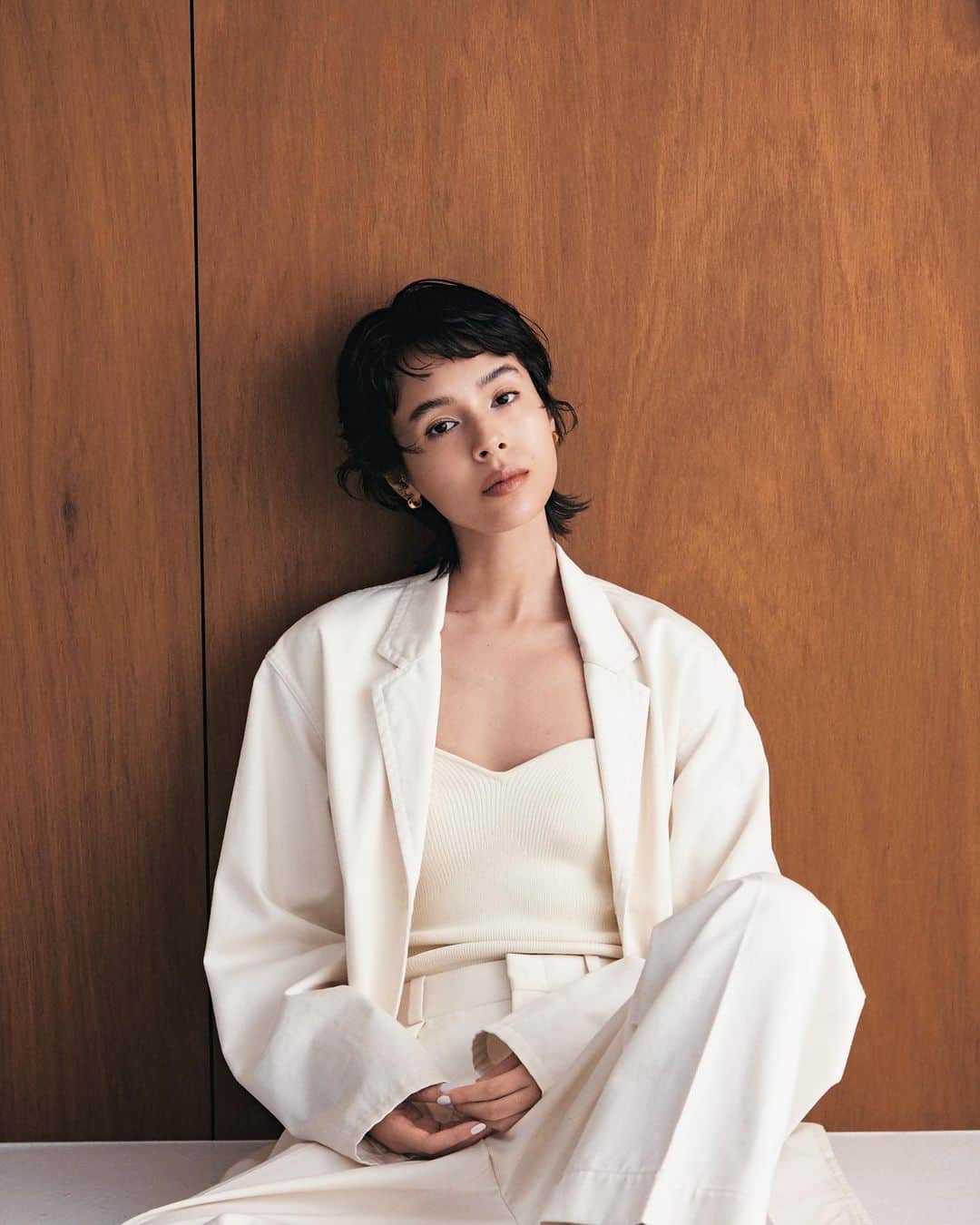 Ginaのインスタグラム：「. 「夏南ファッションがシンプルなのにオシャレな理由 All about KANA STYLE!!」 Gina夏号では、夏南さんのコーディネートがベーシックなスタイルでも“ならでは”のムードが漂う、 その秘密を深掘りしています👀  さらっと着たTシャツとデニムが、とびっきりカッコイイのは何故？  気になる方は是非誌面でチェックしてみてくださいね♡  ‐‐‐‐‐‐‐‐‐‐‐‐‐‐‐ @Gina_magではハンサム派の女性に向けた最新トレンドを発信中！ 過去の投稿もぜひチェックを！  #ハンサム女子 #GinaMagazine #大屋夏南 #シンプルコーデ #おしゃれな人と繋がりたい #ナナミカ #アダムエロペ」