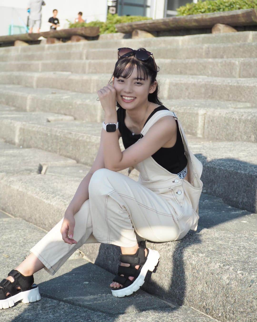 のインスタグラム：「海コーデ🏖😎好きな人多かった🩵 うれしい( ¤̴̶̷̤́ ‧̫̮ ¤̴̶̷̤̀ )ෆ˚* 全身はこんな感じだよ🤭  #松島かのん #フィット所属 #制コレ22 #準グランプリ #カメラ女子 #海 #海コーデ #サングラス #ハーフアップ #黒髪 #jk #ljk #17歳 #06 #follow #followme」