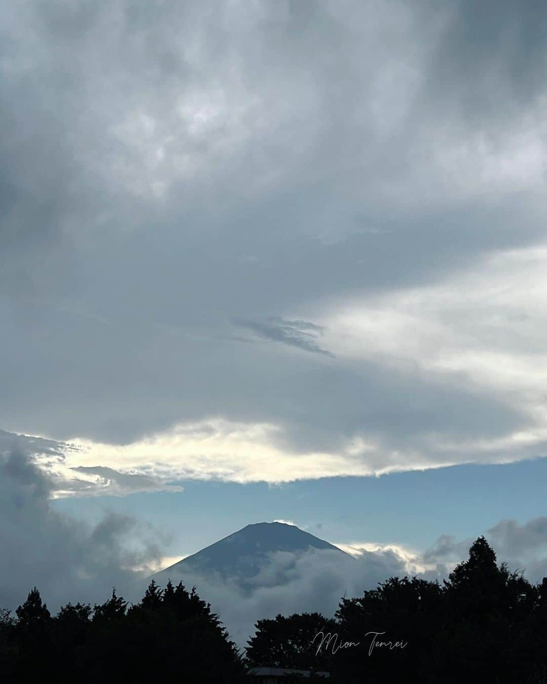 天玲美音のインスタグラム：「一瞬顔を見せてくれた富士山🗻 嬉しいですよね☺︎ #美音の撮る富士山  #美音の撮る空 #雲 #壮大 #富士山 #静岡県 #ふじさん #mtfuji #押し寄せる雲 #一瞬 #顔を見せてくれて #ありがとう #空好き #富士山好き #そらすきな人と繋がりたい #雄大な自然 #自然好き」