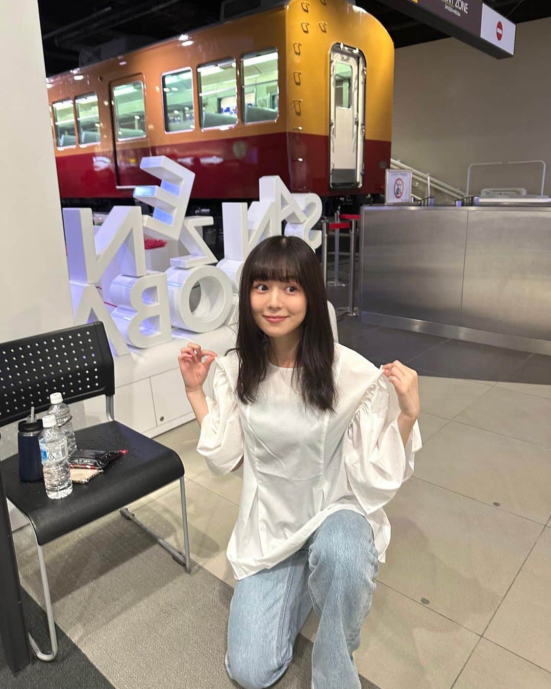 のインスタグラム：「皆さま、こんばんは。  本日は6th sg『役者犬のうた』 一回目のリリースイベントでした。  いつもあたたかい応援をありがとうございます‼︎ 全部で五箇所、歌いにいきます。 会いに来てくださると嬉しいです🕊️  p.s.夏の雲は素敵だよねと話しながら帰りました☁️  【日程・場所】 8月20日（日）大阪府:くずはモール　 9月3日（日）岐阜県:モレラ岐阜 9月9日（土）千葉県:テラスモール松戸 9月10日（日）埼玉県:イオンモール羽生 9月22日（金）東京都:錦糸町マルイ」
