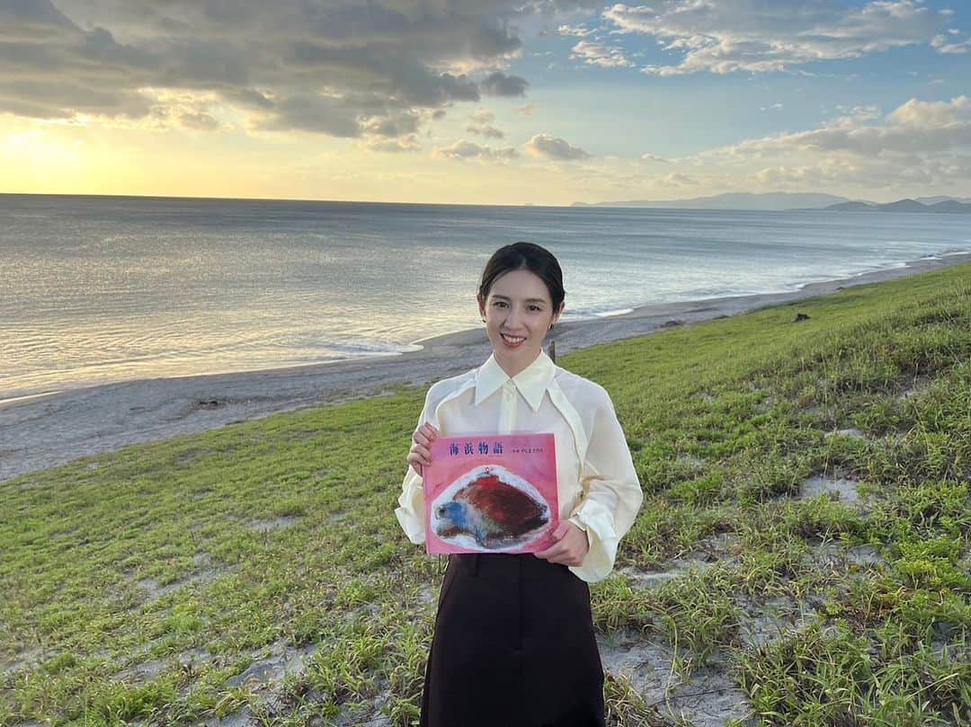 桜庭ななみさんのインスタグラム写真 - (桜庭ななみInstagram)「8月27日放送のNHK Eテレ「日曜美術館」に出演します。 八島太郎さんの絵本「からすたろう」「海浜物語」を八島太郎さん縁の地でもある鹿児島で朗読をさせてもらいました。 物語を想像させてくれるようなロケ地での撮影、とても楽しかったです。 是非見てくださいね✨ ⁡ ⁡ #八島太郎 #からすたろう #海浜物語 #日曜美術館 #鹿児島県出身」8月20日 17時27分 - nanamisakuraba_official