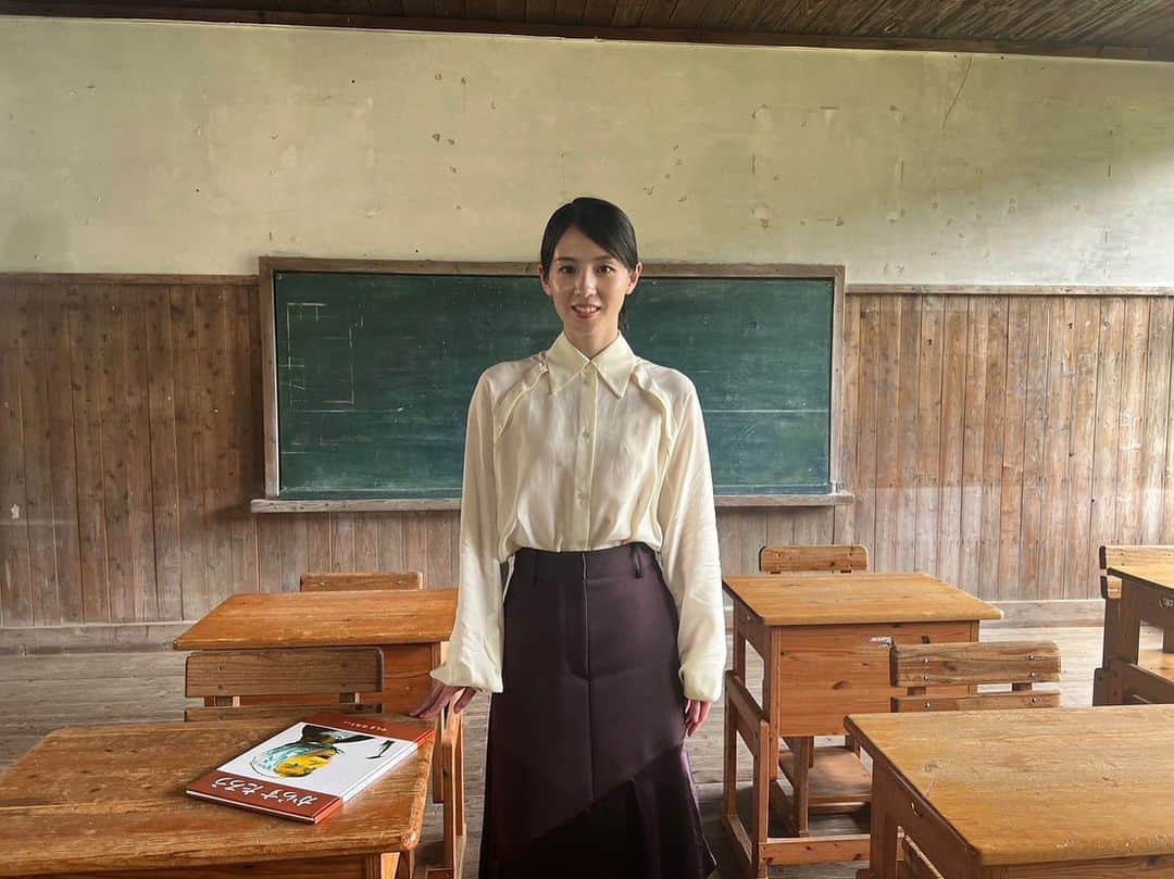 桜庭ななみのインスタグラム：「8月27日放送のNHK Eテレ「日曜美術館」に出演します。 八島太郎さんの絵本「からすたろう」「海浜物語」を八島太郎さん縁の地でもある鹿児島で朗読をさせてもらいました。 物語を想像させてくれるようなロケ地での撮影、とても楽しかったです。 是非見てくださいね✨ ⁡ ⁡ #八島太郎 #からすたろう #海浜物語 #日曜美術館 #鹿児島県出身」