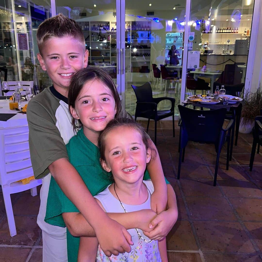 ダニエル・オズボーンのインスタグラム：「Man I’m so lucky ❤️」