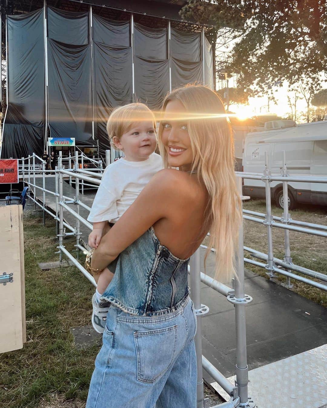 ロッティー・トムリンソンのインスタグラム：「away from home fest💘」