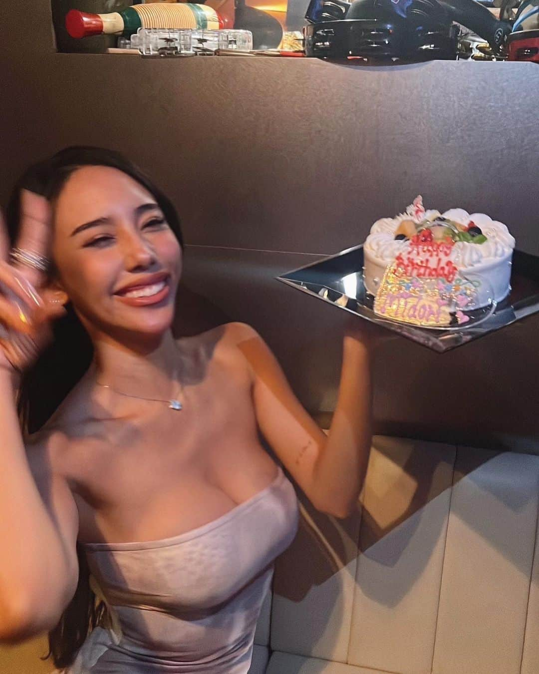 ヴァネッサみどりさんのインスタグラム写真 - (ヴァネッサみどりInstagram)「8.20 🎂 HBD to me!! 何年ぶりかな、🏠🇯🇵で 心友に囲まれたバースデー🥲 本当に本当に楽しかった😭✨ 愛がたくさんで、本当に私は幸せものです。🥲 そしてまたひとつ歳を重ねましたが、 これからも感謝を忘れずに、 毎秒を大切に、日々過ごしていきたいです☺️みなさま、いつもありがとう🥹 これからもよろしくお願いします🩷  隔了幾年在日本度過的生日成為了一生的回憶🩷感謝我的親友們😭 我又過了一個年歲，珍惜每秒。 永遠不要忘記對我所擁有的一切保持謙卑和感激😌✨ Got to spend my birthday at home 🇯🇵  With the friends I’ve known forever 🥲 brought back so many memories but also created some crazier ones 🤣 Felt so loved and I’m so grateful for everyone and everything.. ✨」8月20日 17時28分 - midoritakechi