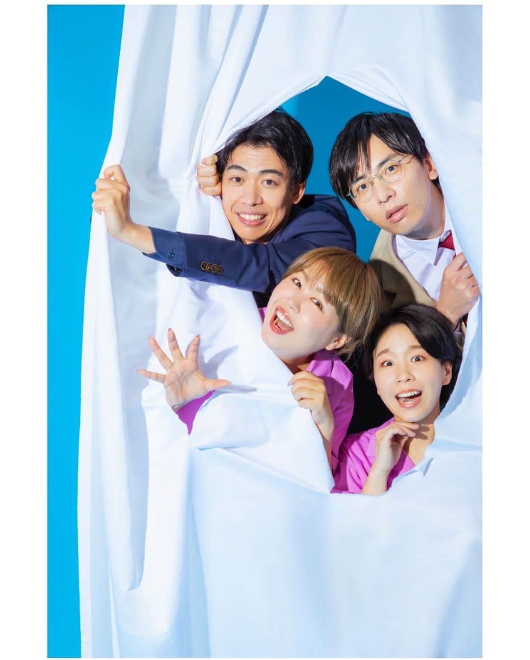 木村華子のインスタグラム：「今年もよしもと漫才劇場の芸人さんを大特集した雑誌『よしもと漫才劇場vol.2』の表紙と中面を撮りに撮っています…！  実は結構遅い時間帯の撮影だったのですが、そんなこと忘れてしまうくらい和気藹々な楽しい現場でした。 カベポスターのおふたり、天才ピアニストのおふたりに感謝感謝です。 ナイスなヘアメイクはいくさん @hairmake_ikumi と有本さん @chiehair !!!  特に裏表紙、超かわいく撮れて嬉！！ 8/31の発売日をお楽しみに◎  . . .  #portrait #portraitphotography #photography #photoshoot #photooftheday #photographer #comedian #comedienne #love #よしもと漫才劇場 #お笑い2023 #芸人 #お笑い #カベポスター #天才ピアニスト #撮影 #一眼レフ #ポートレート #人物写真 #フォトグラファー #カメラマン #大阪」