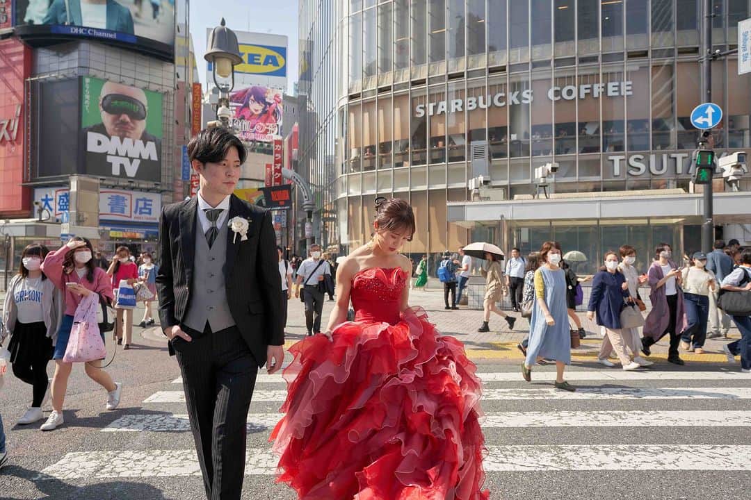 ラヴィ•ファクトリーさんのインスタグラム写真 - (ラヴィ•ファクトリーInstagram)「. 【写真で叶える結婚式】 . いつも見慣れた街並みが おふたりだけの特別な思い出の場所に⛪️  渋谷の街に華やかなドレスが輝きます✨  . —————— ラヴィファクトリー:@tokyo_laviephotography Photographer: @chikashi_photography AREA:JAPAN,TOKYO —————— @laviefactoryをフォローして #laviefactory #ラヴィファクトリー のハッシュタグをつけて お写真を投稿してみてくださいね✳︎ . こちらの公式IG（@laviefactory） で取り上げさせていただきます✨ . 思わず笑顔になれるハートのある 「家族写真」はラヴィクルール* >>>@laviecouleur_official . #wedding #weddingphotography #photo #ハートのある写真 #instawedding #結婚写真 #ウェディング #ウェディングフォト #撮影指示書 #ロケーションフォト #前撮り　#写真好きな人と繋がりたい #フォトウェディング #卒花 #後撮り #ウェディングニュース #前撮り小物 #前撮りフォト #前撮りアイテム #ウェディング撮影 #撮影構図 #前撮りアイディア #撮影指示書 #花嫁コーディネート #花嫁コーデ #洋装ロケフォト #街フォト #東京駅前撮り」8月20日 17時33分 - laviefactory