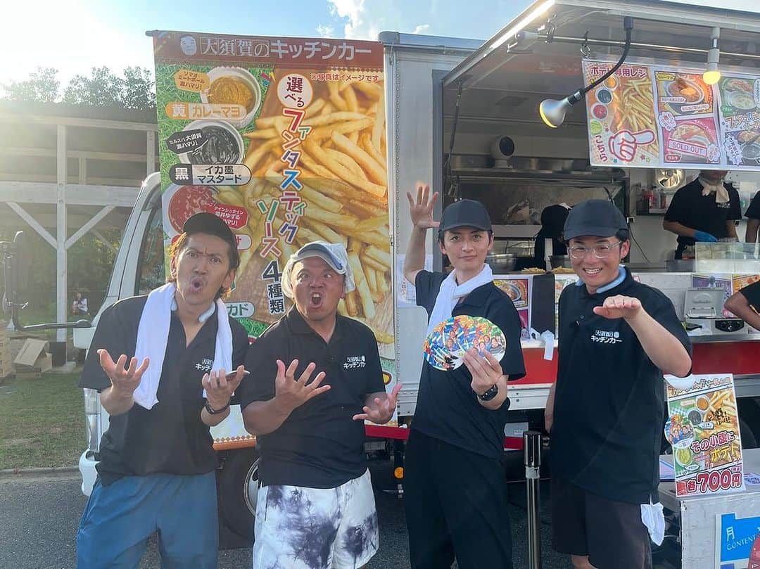 肥後裕之のインスタグラム：「今日もキッチンカー！ 目標に向けて疾走してます！ ツートライブさん、シモリュウ前田、白桃ビーチよぴぴがきてくれました！ まだまだ売ってます！ #サマソニ #あれみた」