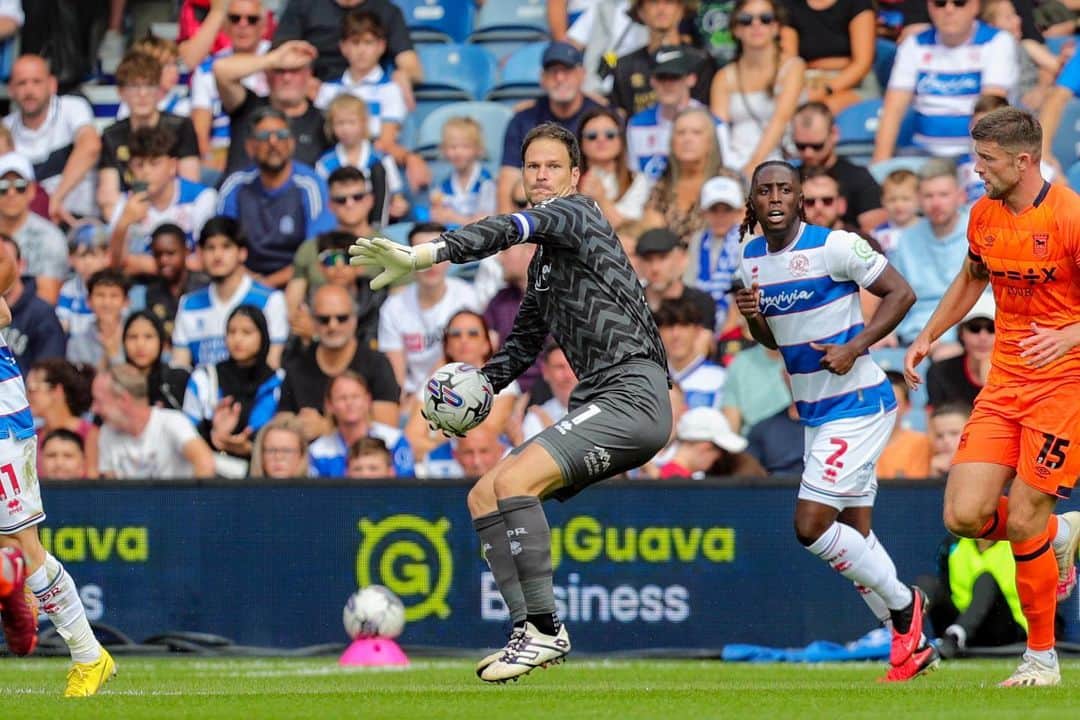 のインスタグラム：「Our performance yesterday deserved so much more. We look forward to next week. Great support at a packed Loftus Road 🔵⚪️🆎🧤  @ab1gk @officialqpr」