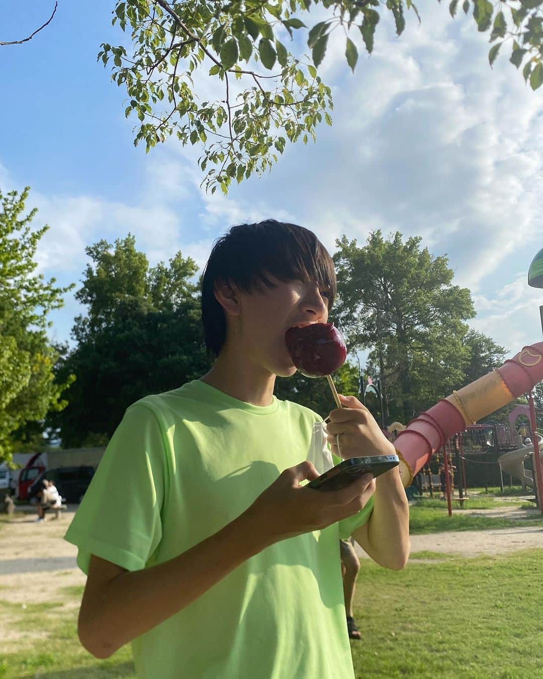 太陽チャンネルのインスタグラム：「🍎🍬🍭 #お祭り #米子がいな祭  #米子 #がいな祭 #鳥取 #りんご飴 #applecandy #中学生」
