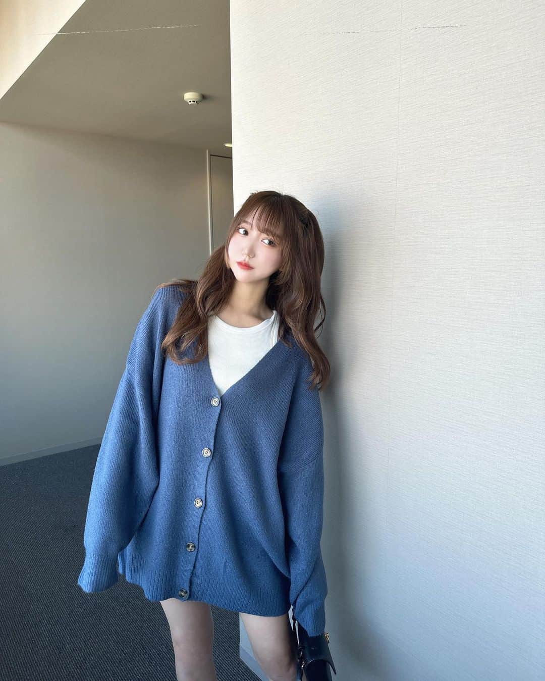Ayanaさんのインスタグラム写真 - (AyanaInstagram)「Blue 👼🏻🌧 ⁡ もちっとした触り心地のオーバーサイズニットカーディガンが主役のコーデ🫰🏻この絶妙なくすみブルーが可愛くて選んでしまったよ〜😮‍💨😮‍💨 ⁡ ミニ丈と合わせてあざとく着るのがおすすめ✨♡ ⁡ cardigan : @angie_vintage_official  inner : @uniqlo_jp  skirt : @grl_official  ⁡ カーディガンはZOZOで ¥1,000オフになります🥣♡♡ ⁡ ⁡ #プチプラ #プチプラコーデ #秋コーデ #秋服 #angie #angie_vintage #angie_ootd #UNIQLO #GRL #GRL購入品 #グレイル #グレイル購入品 #カーディガン #ミニスカート」8月20日 17時39分 - naalunlun