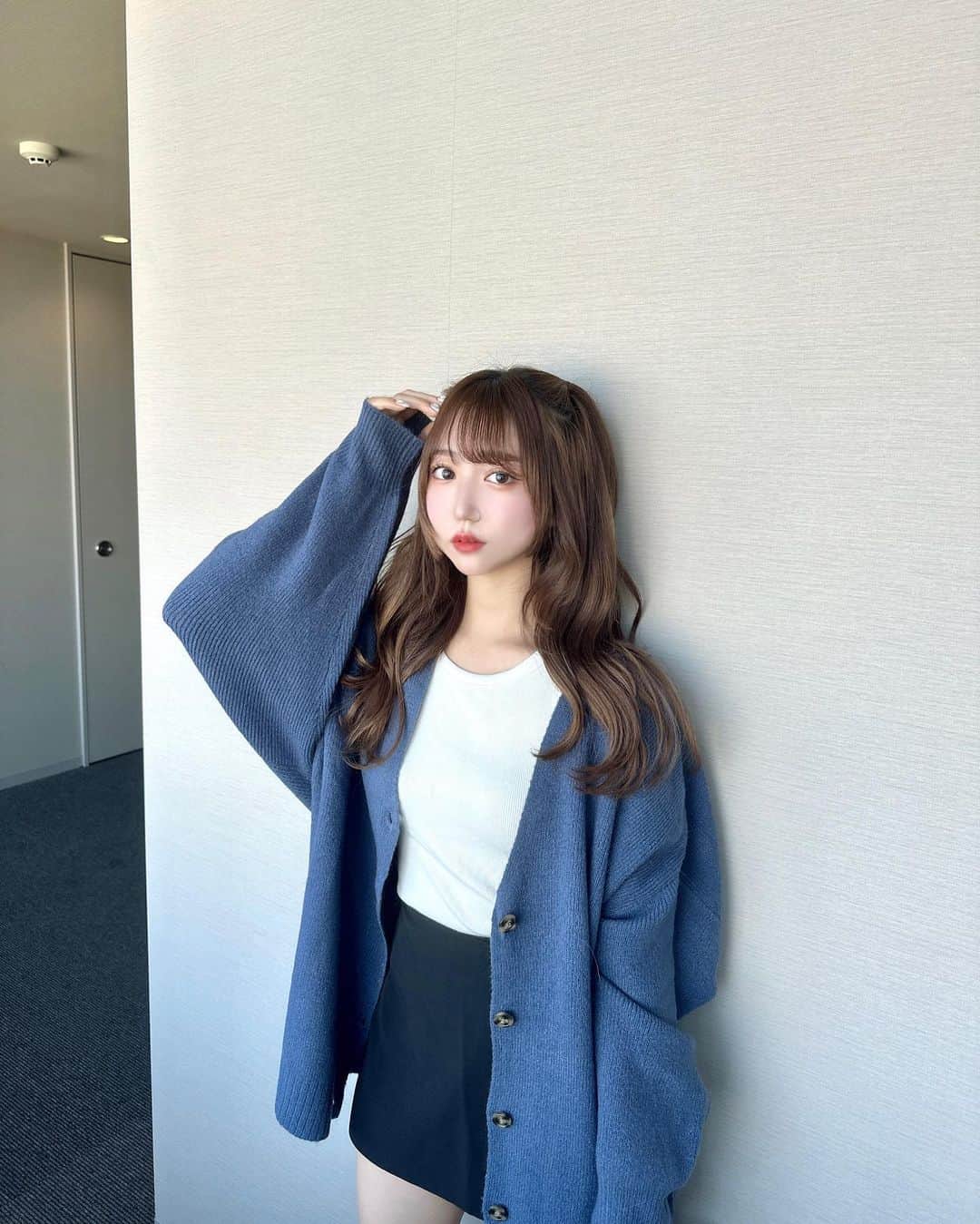 のインスタグラム：「Blue 👼🏻🌧 ⁡ もちっとした触り心地のオーバーサイズニットカーディガンが主役のコーデ🫰🏻この絶妙なくすみブルーが可愛くて選んでしまったよ〜😮‍💨😮‍💨 ⁡ ミニ丈と合わせてあざとく着るのがおすすめ✨♡ ⁡ cardigan : @angie_vintage_official  inner : @uniqlo_jp  skirt : @grl_official  ⁡ カーディガンはZOZOで ¥1,000オフになります🥣♡♡ ⁡ ⁡ #プチプラ #プチプラコーデ #秋コーデ #秋服 #angie #angie_vintage #angie_ootd #UNIQLO #GRL #GRL購入品 #グレイル #グレイル購入品 #カーディガン #ミニスカート」
