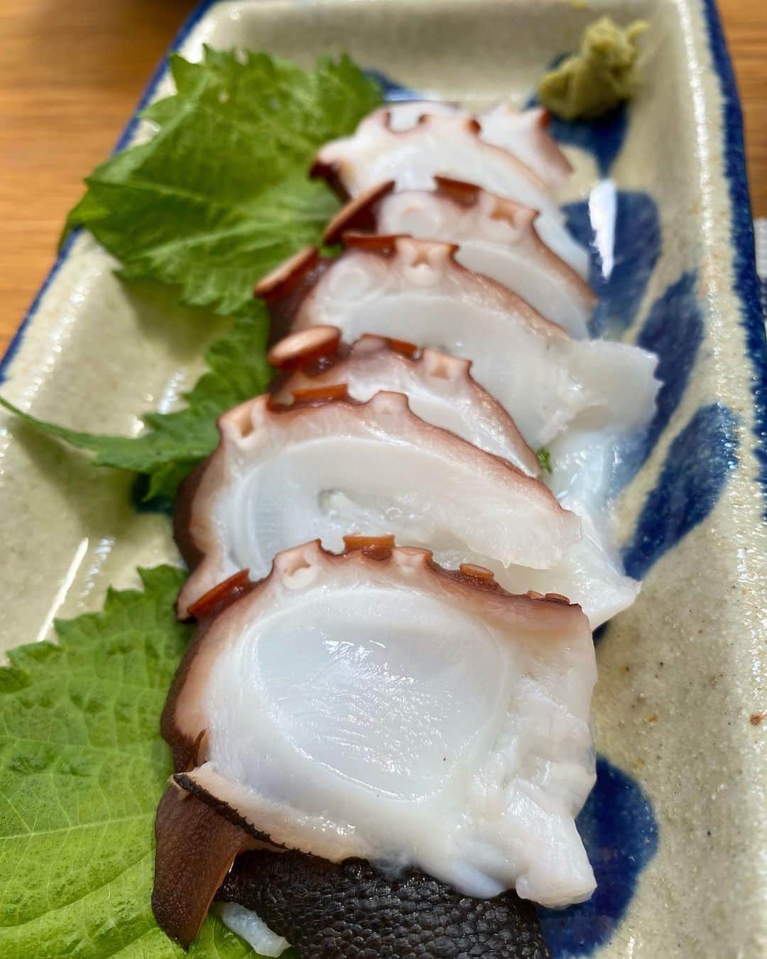 クボタマサヒコさんのインスタグラム写真 - (クボタマサヒコInstagram)「🌽🐙🥒🧅🧄 戴きもので生きる夏。🙏  とうもろこしとニラとひき肉炒めは、クミンシードと大蒜を沢山入れると美味しい。味付けはカレー粉、塩、胡椒、日本酒、醤油少々。夏の味。  佐島の蛸は明石の蛸と並ぶくらい味が良い(吸盤が堪らない)。   それといつものゴーヤーとツナのサラダにアーリーレッド。  #🌽 #とうもろこしレシピ #たこ #佐島の地だこ #やちむん #クボタ食堂 #ありがとうございます」8月20日 17時51分 - kubota_masahiko