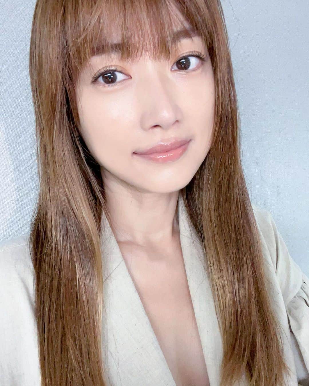 のインスタグラム：「夏の日差しはとても強く日焼けした肌のケアをしっかりと♥️​ ​ 紫外線や冷房の効いたところでは乾燥が気になるから​ 普段からお肌のケアは欠かさず自分の肌に自信がもてるようにエイジングケアはしっかりしてます☺️​ ​ スキンパワー アドバンスト クリームは、伸びも良いのにしっかりと保湿感を叶えてくれて、乾燥しがちな肌もケアしてくれる、さまざまなエイジング悩みに寄り添ってくれるクリームです✨​ ​ @skii​  #SKII​ #スキンパワーアドバンストクリーム」