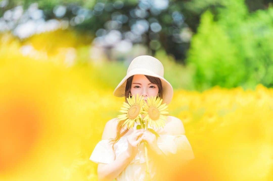 Mikaさんのインスタグラム写真 - (MikaInstagram)「『sunflower』  🌻 🌻🌻 🌻🌻🌻  向日葵畑行ってパワーチャージ✨ めちゃくちゃ暑かったけど元気な向日葵可愛いかった😍  ・ ・ ・ photo by @isanori.m 📸 model @mika_portrait  ・ ・ ・ ・ follow me💋  #美花展 #向日葵ポートレート  #向日葵畑  #向日葵好き  #被写体モデル #カメラ女子 #キリトリセカイ #ポートレートセレクション #ポートレート撮影 #被写体依頼受付中 #スクリーンに恋して #カメラマンさんと繋がりたい #被写体なります #ポートレートしま専科 #写真を止めるな #jp_portrait部 #jp_portrait_collection #portrait #japanesegirl #asiangirl #love_camera_club #asianbeauty #good_portraits_world #super_portrait_channel #pocket_people #sunflowers  #excellent_portraits #top_portrait_photo #pasha_magazine #tokyocameraclub」8月20日 17時46分 - mika_portrait