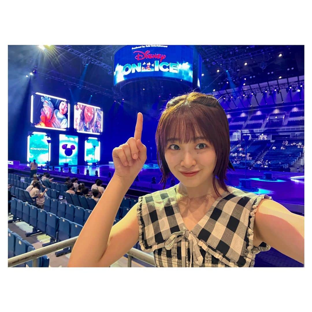 佐竹桃華のインスタグラム：「・ Disney ON ICE🐭💖✨ ・ 小さい頃に行ってたらしいけど 記憶に無かったので(母よごめん。) 初めての気分で行ってきました！！ 皆さん可愛すぎてリアルプリンセスだし 大好きな曲が流れ続けるから ずっとノリノリで楽しんでました🎶 シンバとナラ。アラジンとジャスミン。 この2組のスケートが最高✨ ご家族が多い中1人で参戦しましたが、、 1人でも撮ってフード食べてしっかり楽しんだ！笑 観に行けてよかったです😽 ・ ・ ・ #ディズニーオンアイス #disneyonice2023  #disneyonice#disney #ディズニー#週間になった #1人だけど楽しんだよ #写真は恥ずかしかったよ #アラジン#ジャスミン #ディズニープリンセス」