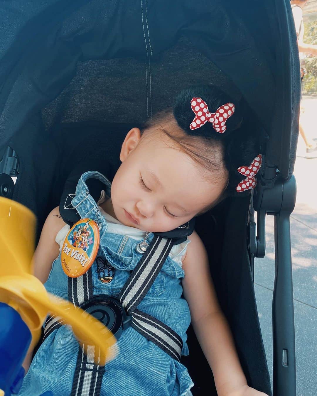 のインスタグラム：「🏰🤍✨  カナダの投稿追いついてないけど、 ディズニーの写真を先に ♡  タイミングよくディズニー100周年の年に 1st Visitできたエマさん。  娘も私たち親2人もヘトヘトになったけど 全力で楽しんでる姿を見られて幸せでした。 何回も写真見返しちゃう🥺 載せたい写真がいっぱい。。❣️」