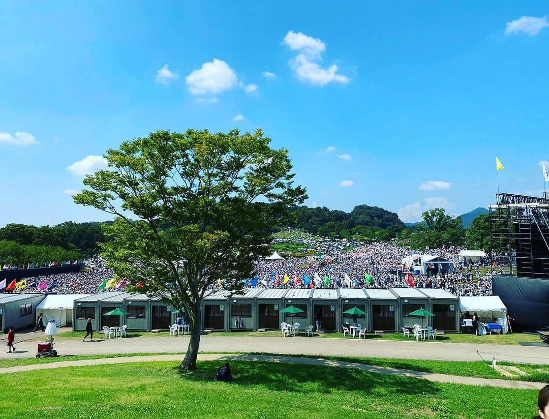 神宮司治さんのインスタグラム写真 - (神宮司治Instagram)「miletちゃんサポートで初モンバス🥁 沢山の緑と広い空の下で、最高に熱い時間を過ごせました‼️ みんなありがとう😭 これで夏フェス終わってしまった〜☀️ 最高のチームで演奏できて幸せでした☺️ まだまだ暑いから熱中症に気をつけて行こう‼️ #milet  #野村陽一郎  #橋本幸太 #藤本藍  #Elley #神宮司治  #ドラム #レミオロメン #モンバス」8月20日 17時49分 - ojro_men