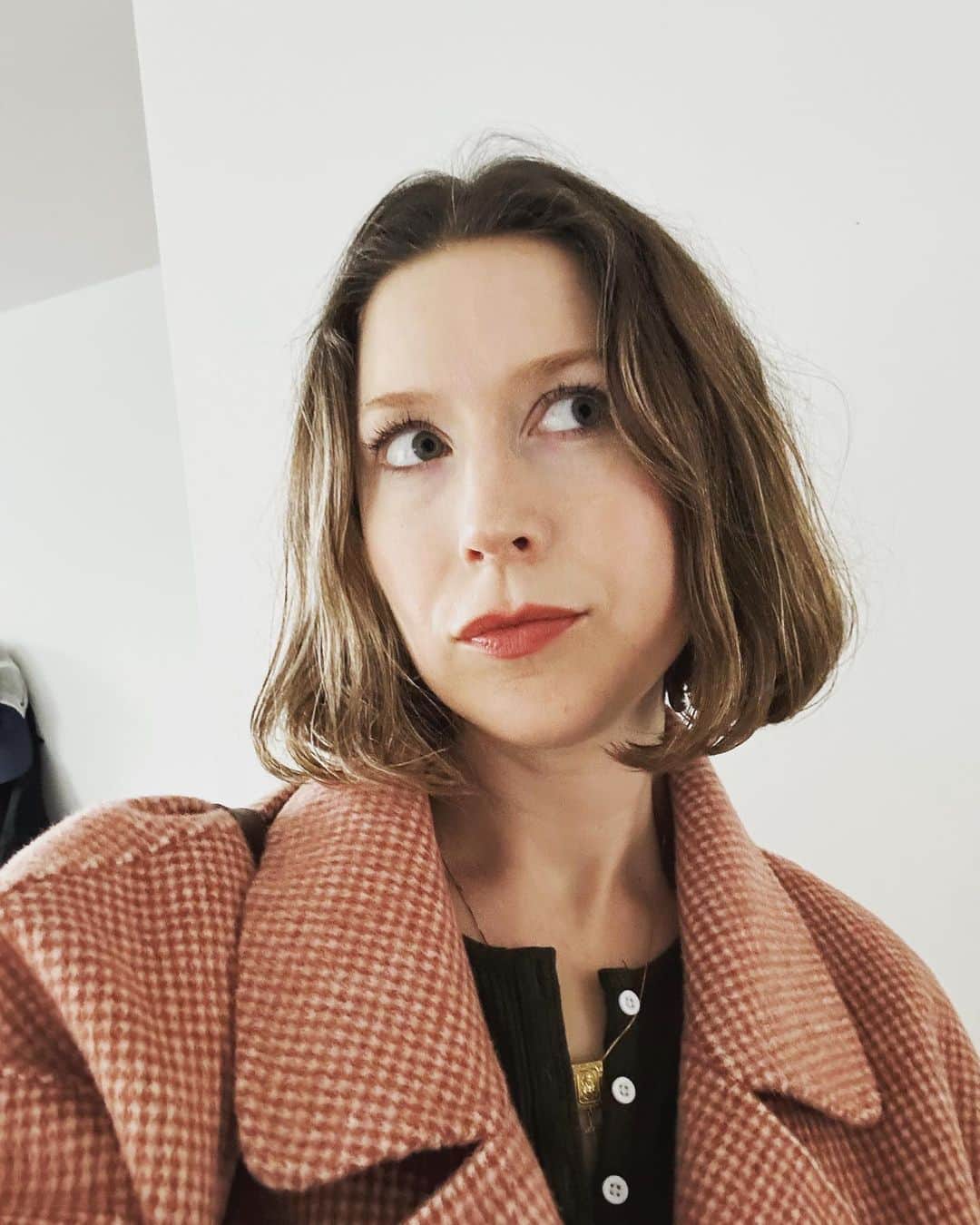 ヘイリー・ウェステンラのインスタグラム：「Went out. Alone. Dined. Bought a lipstick.」
