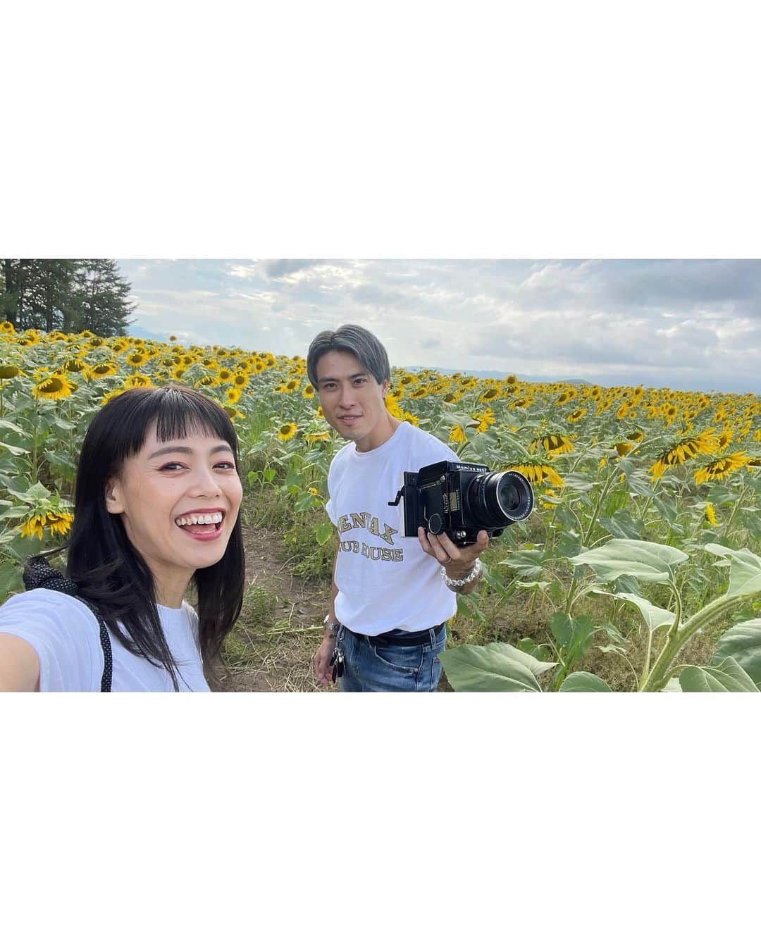 優美のインスタグラム：「- 今年もひまわり畑に行けた🌻  毎年なんだかんだたまたま出会える!!  太陽に向かって上を見上げるひまわりが大好き。 私にとってmy husbandは太陽だから 私はずっと見上げてるひまわりになりたいなー。  太陽がないと元気なくなっちゃうしね🤭  動画は重たいフィルムカメラを逆さまにして笑 めっちゃ頑張って写真撮ってくれてる姿だよ🤣🤣🤣  #長野 #ひまわり畑」