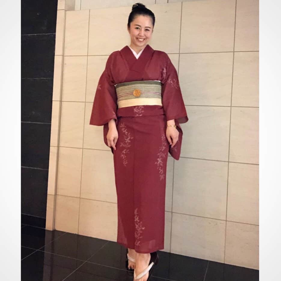 桂紗綾さんのインスタグラム写真 - (桂紗綾Instagram)「紗紬のお着物に、あえて素足。  夏の粋な着こなしなんですって♪  #紗紬  #素足  #夏着物  #夏着物コーデ」8月20日 18時00分 - saaya_katsura_abc