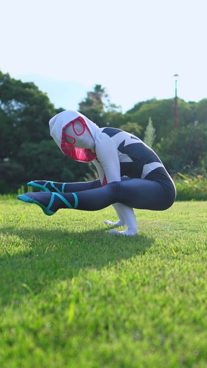 杉原愛子のインスタグラム：「スパイダーグウェン アクロバランス ep3  Spidergwen Acrobalance  "最後の振り向きがポイント☝️ The point is the last turn. #スパイダーマン #spiderman #スパイダーグウェン #spidergwen #アクロバランス #acrobalance #杉原愛子 #aikosugihara #倒立 #shorts"」