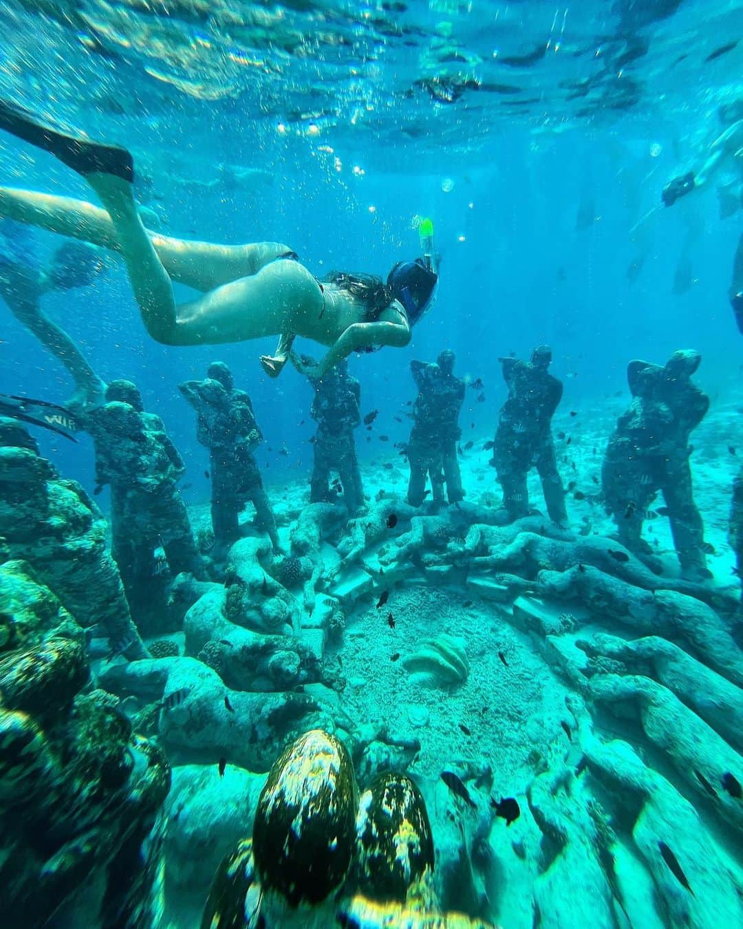 ヴァレンティーナ・マルケイのインスタグラム：「📍Gili Meno  Considerato che la prima volta che ho fatto snorkeling ero in Oman e la seconda in Indonesia, la terza?🫢  Gili Meno è l’isola più piccola delle tre Gili.   A 5 minuti a nuoto dall’isola si trova il “Nest”, 48 statue sotto il livello del mare create dallo scultore e fotografo subacqueo Jason DeCaires Taylor, collocate come barriera corallina artificiale, con l’obiettivo di far crescere i coralli su di esse.  Esperienza incredibile, così incredibile come il tramonto a largo dell’Oceano Indiano, come la compagnia e la serenità di una giornata perfetta.  Domani si torna A LAVORARE😧 nel frattempo un po’ di spam Balinese😜」