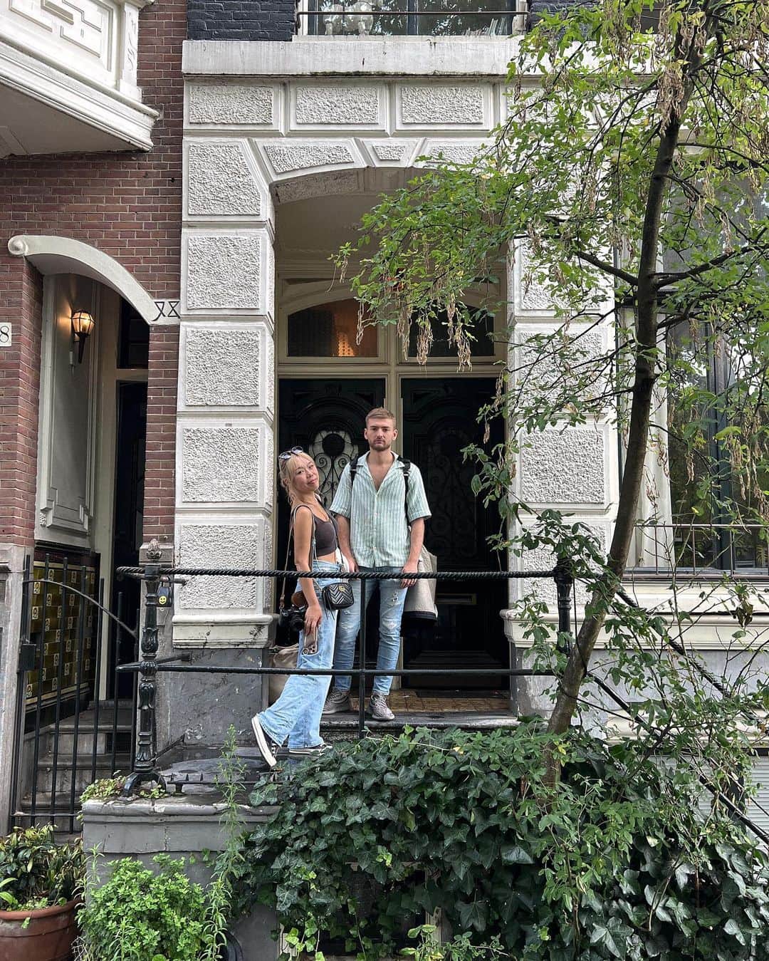 Manamiさんのインスタグラム写真 - (ManamiInstagram)「🏨 Amsterdam  アムステルダムのホテルがかなり高くて放置してたんだけど← 前日に慌てて取った宿が安かったのにめちゃかわだった🥰 @bookingcom @bookingcom_jp Geniusレベル3だから 割引があって助かった〜😮‍💨❤️‍🔥  ホテルではなくてAirbnbみたいな感じのB&Bでした🏨 ただ、アムステルダムは細長い建物が多くて かなり急な階段で3階まで登るのは怖かった🤣 大きなスーツケースだったら運べないくらい狭かった😂  階段以外は、立地もいいしおしゃれで広くて 住んでる気持ちも味わえて大満足💖」8月20日 17時55分 - manashika