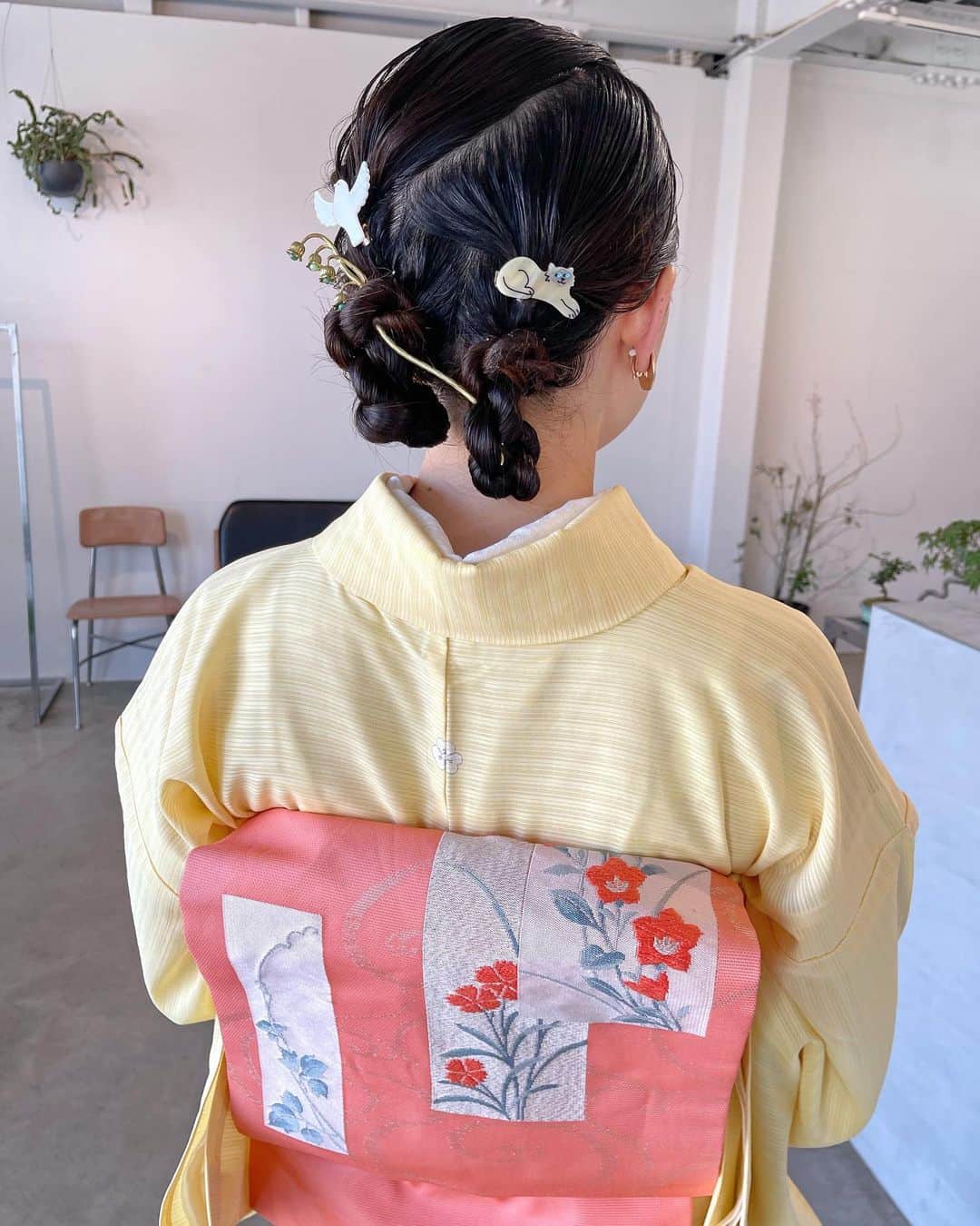 sakincho1028のインスタグラム：「和装ヘア🎗 しあわせの鳩とかわいいにゃんことすずらんの髪飾りもお着物もとってもかわいかった🕊🐈🌼  #sakinchohair #hairarrange#hair#arrange#hairset#ヘアアレンジ#アレンジ#ヘアセット#豊橋#美容室#豊橋美容室#結婚式#ブライダル#ヘアメイク#メイク#和装#和装ヘア#成人式#出張ヘアメイク#ブライダルヘア#ウェディングヘア#花嫁ヘア」