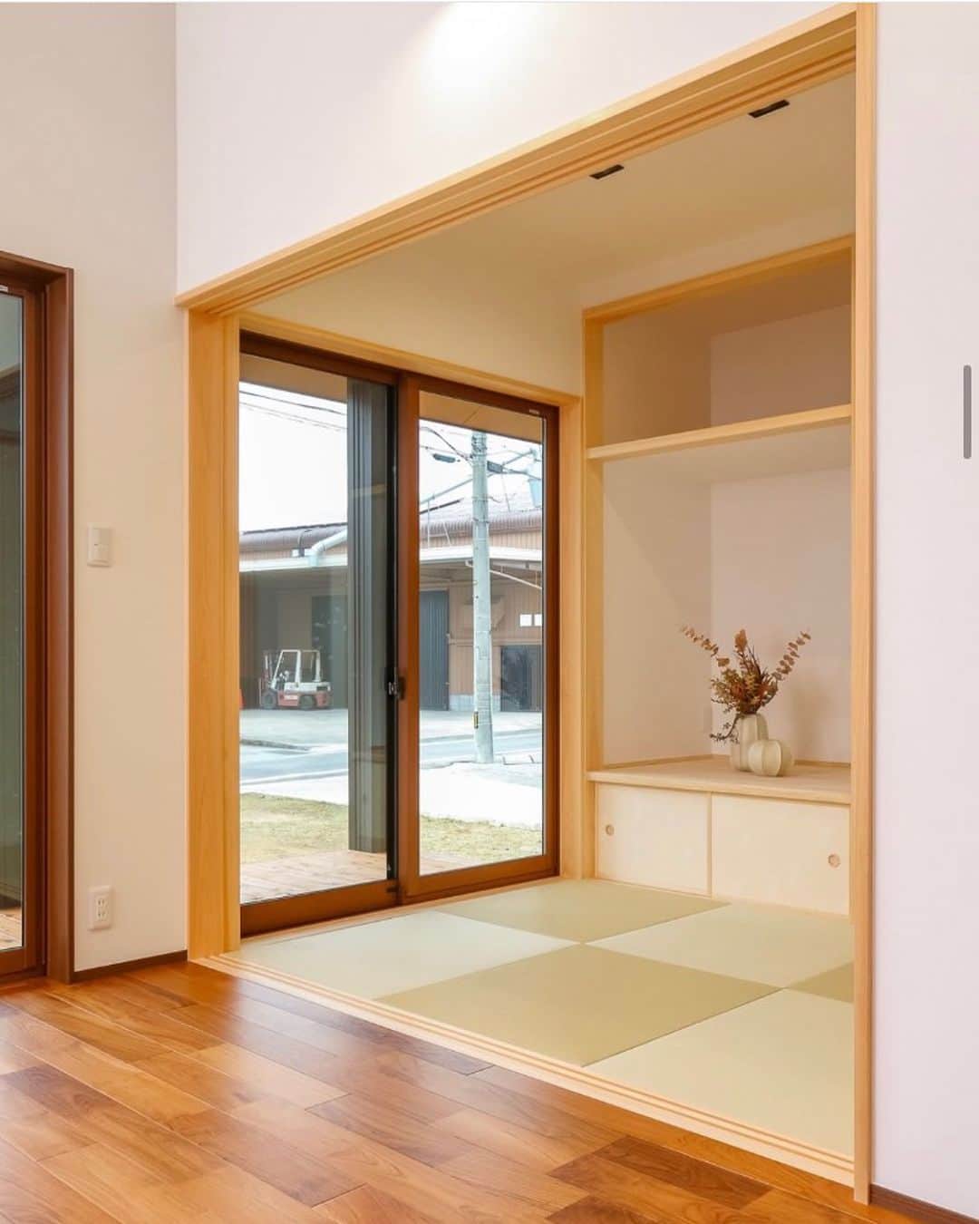 OKOCHI STYLE(香川県) さんのインスタグラム写真 - (OKOCHI STYLE(香川県) Instagram)「ゆっくりとくつろげる癒しの和室集めました✨🍃  ーーーーーーーーー 香川県で木の家を建てる #大河内工務店  #施工事例 を多数ご紹介しています。 ▷ @okochi.komuten  創業1953年。 #上質な家 をていねいに。 #自然素材 と技術にこだわった家づくりをしています。  🗾施工エリア 香川県・愛媛県（四国中央市） その他エリアはご相談ください  お問い合わせやご質問は DM、コメント、HPにてお気軽にお問い合わせください。  ーーーーーーーーー 資材倉庫をリノベーションした #わが家ギャラリー木きん堂 ギャラリーのご案内やcafeの情報をお届けします🌟 ▷ @mokkindo.cafe ーーーーーーーーー  #香川県 で #注文住宅 を建てるなら大河内工務店 ▷ @okochi.komuten  #一級建築士事務所 #自由設計 #木の家 #木の家づくり #自然素材の家 #無垢材 #新築 #新築一戸建て #マイホーム #マイホーム計画 #インテリア #家づくり #工務店だからつくれる家 #暮らしを楽しむ #香川新築 #香川注文住宅 #香川イベント #香川の家 #香川県工務店 #和室」8月20日 18時00分 - okochi.komuten