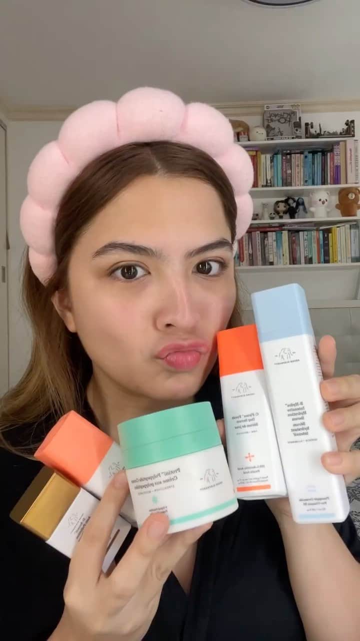 Alexa Ilacadのインスタグラム：「Strawberry girl look 🍓 #grwm #makeup   SKIN PREP/ SKIN CARE ⬇️ (super important!) - @drunkelephant B-Hydra Cream + C-Firma Serum - @drunkelephant C-Tango eyecream - @drunkelephant D-Bronzi drops + Protini Moisturizer @ybmph   MAKEUP ⬇️ - @refybeauty Brow sculpt - @chanel.beauty Les Beiges Bronzer - @diorbeauty backstage concealer from @fragranceandglow.ph  - @chanel.beauty N°1 Lip & Cheek Balm from @fragranceandglow.ph  - @benefitph Hoola Beach Vacay palette - @kissmephilippines Heroine Make Black eyeliner - @maccosmeticsph Extended Play Mascara  - @kissmephilippines Heroine Make Brown eyeliner - @charlottetilbury Highlighter Wand in Spotlight from @fragranceandglow.ph  - @charlottetilbury Pillowtalk Lipliner - @chanel.beauty Coco Baume in IN LOVE - @clarinsphofficial Lip Oil in CHERRY」