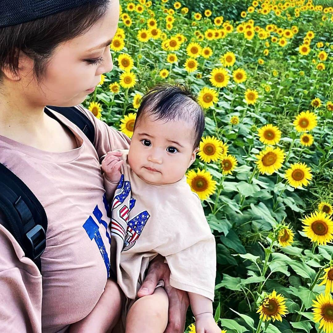 yumiのインスタグラム：「夏大好きと思ってたけど デブすぎて薄着になれない夏は全然好きじゃないと気付きました🌻w  以下体調の話  元々割と活動的な方だと思うんですが 色々動いてたら内耳性のめまい起こしました😵‍💫  産前の体力のままだと思ったら大間違いでした😂 全く自覚なかったけどこんな体力落ちてたのね  一度強烈な回転性のめまい起こしてから内耳が浮腫んでるらしく 頭痛と車酔いみたいな感じが続いてて、 良くなったと思って動いたら疲労からまた症状出てって感じで1ヶ月近くトレーニングできてません🤷🏻‍♀️  夏やし大会シーズンやしでカッコいい身体の人いっぱいで、私も早く身体取り戻したいと思うけど 必ず時期は来るので焦らず体調整えます〜✊  #産後ダイエット #筋トレママ #産後ママ #ダイエット #ホームジム #ママトレーニー  #筋トレ #筋トレ女子 #ジム #筋肉 #筋肉女 #gym #workout #fitness #fitnessgirl」