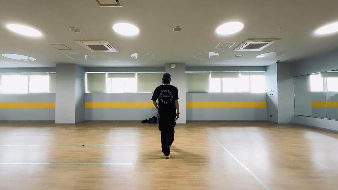 嶋田遼太郎のインスタグラム：「教えてもらって、踊りたい、てなったから踊ってみた🕺  お手柔らかに🙏  #kpop#kpopdance#japan#tokyo#dancer #hwangminhyun #hiddenside #踊ってみた#コピー」