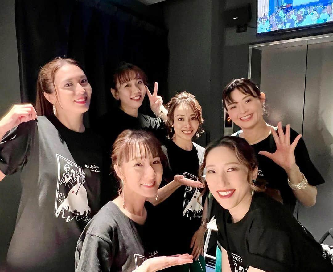 涼瀬みうとさんのインスタグラム写真 - (涼瀬みうとInstagram)「20th Anniversary Event “ Reunion ”  まずはご出演いただいたゲストの方々と、ピアニストさんとのお写真☺️  ❄️13:00公演 ／ #水夏希 さん 一緒にJoyfull歌っていただきました!🥹 トークも盛り沢山でしたね!  ちかさんとの話は尽きない…まだまだネタ出てきただろうなぁw  8/16が、ちかさんのお誕生日だったので、 サプライズでお祝いさせていただきました🎂🥳🙌💐 そして、ちかさん（79期さん）30th Anniversaryも、おめでとうございます✨ サプライズが成功してよかったぁ☺️☺️☺️☺️☺️ ご出演いただきありがとうございました🙏✨    🫶17:30公演 ／ #愛花ちさき さん と、 #天宮菜生 さん（ @naoamamiya_official ） 同期トークすごく楽しかった! 予科時代の話とか、こちらもまだまだ話せたよね🤭w 一緒にカイトとWe believe love 歌ってくれました💘 たらちゃん、はるちゃん、ありがとう♡  🎹#間野亮子 さん 本当にたくさんお世話になりました。 私たちの要望に丁寧に応えてくださり、まのこさんじゃなかったら、まとまらなかったと思う🥲 素敵な演奏をありがとうございました!!☺️✨    みなさま…ご尽力賜り、感謝申し上げます🙏✨  𓂃 𓈒𓏸𓂃 𓈒𓏸𓂃 𓈒𓏸𓂃 𓈒𓏸𓂃 𓈒𓏸𓂃 𓈒𓏸𓂃 𓈒𓏸𓂃 𓈒𓏸𓂃 𓈒𓏸𓂃 𓈒𓏸 #Reunion #20thanniversary #event  #89期 #20周年イベント #20周年 #雪組 #千葉さなえ #天王洲 #kiwatennoz」8月20日 18時04分 - sanae3337777777