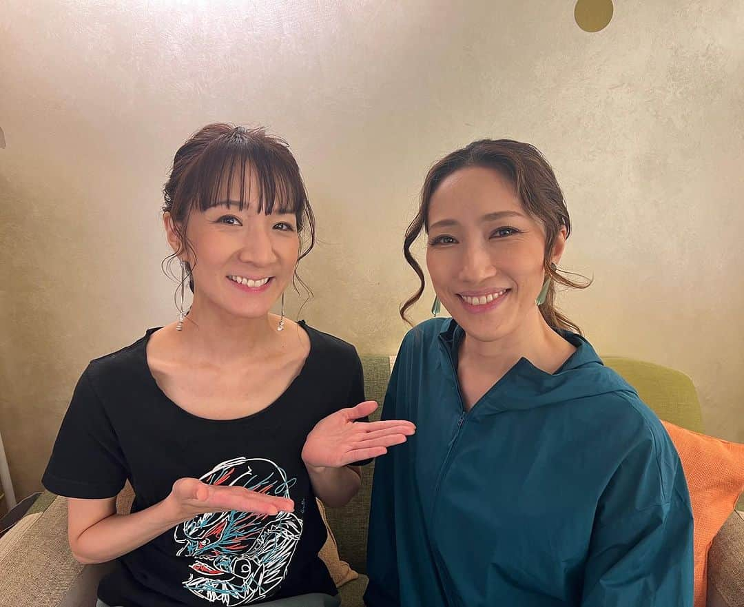 涼瀬みうとさんのインスタグラム写真 - (涼瀬みうとInstagram)「20th Anniversary Event “ Reunion ”  まずはご出演いただいたゲストの方々と、ピアニストさんとのお写真☺️  ❄️13:00公演 ／ #水夏希 さん 一緒にJoyfull歌っていただきました!🥹 トークも盛り沢山でしたね!  ちかさんとの話は尽きない…まだまだネタ出てきただろうなぁw  8/16が、ちかさんのお誕生日だったので、 サプライズでお祝いさせていただきました🎂🥳🙌💐 そして、ちかさん（79期さん）30th Anniversaryも、おめでとうございます✨ サプライズが成功してよかったぁ☺️☺️☺️☺️☺️ ご出演いただきありがとうございました🙏✨    🫶17:30公演 ／ #愛花ちさき さん と、 #天宮菜生 さん（ @naoamamiya_official ） 同期トークすごく楽しかった! 予科時代の話とか、こちらもまだまだ話せたよね🤭w 一緒にカイトとWe believe love 歌ってくれました💘 たらちゃん、はるちゃん、ありがとう♡  🎹#間野亮子 さん 本当にたくさんお世話になりました。 私たちの要望に丁寧に応えてくださり、まのこさんじゃなかったら、まとまらなかったと思う🥲 素敵な演奏をありがとうございました!!☺️✨    みなさま…ご尽力賜り、感謝申し上げます🙏✨  𓂃 𓈒𓏸𓂃 𓈒𓏸𓂃 𓈒𓏸𓂃 𓈒𓏸𓂃 𓈒𓏸𓂃 𓈒𓏸𓂃 𓈒𓏸𓂃 𓈒𓏸𓂃 𓈒𓏸𓂃 𓈒𓏸 #Reunion #20thanniversary #event  #89期 #20周年イベント #20周年 #雪組 #千葉さなえ #天王洲 #kiwatennoz」8月20日 18時04分 - sanae3337777777