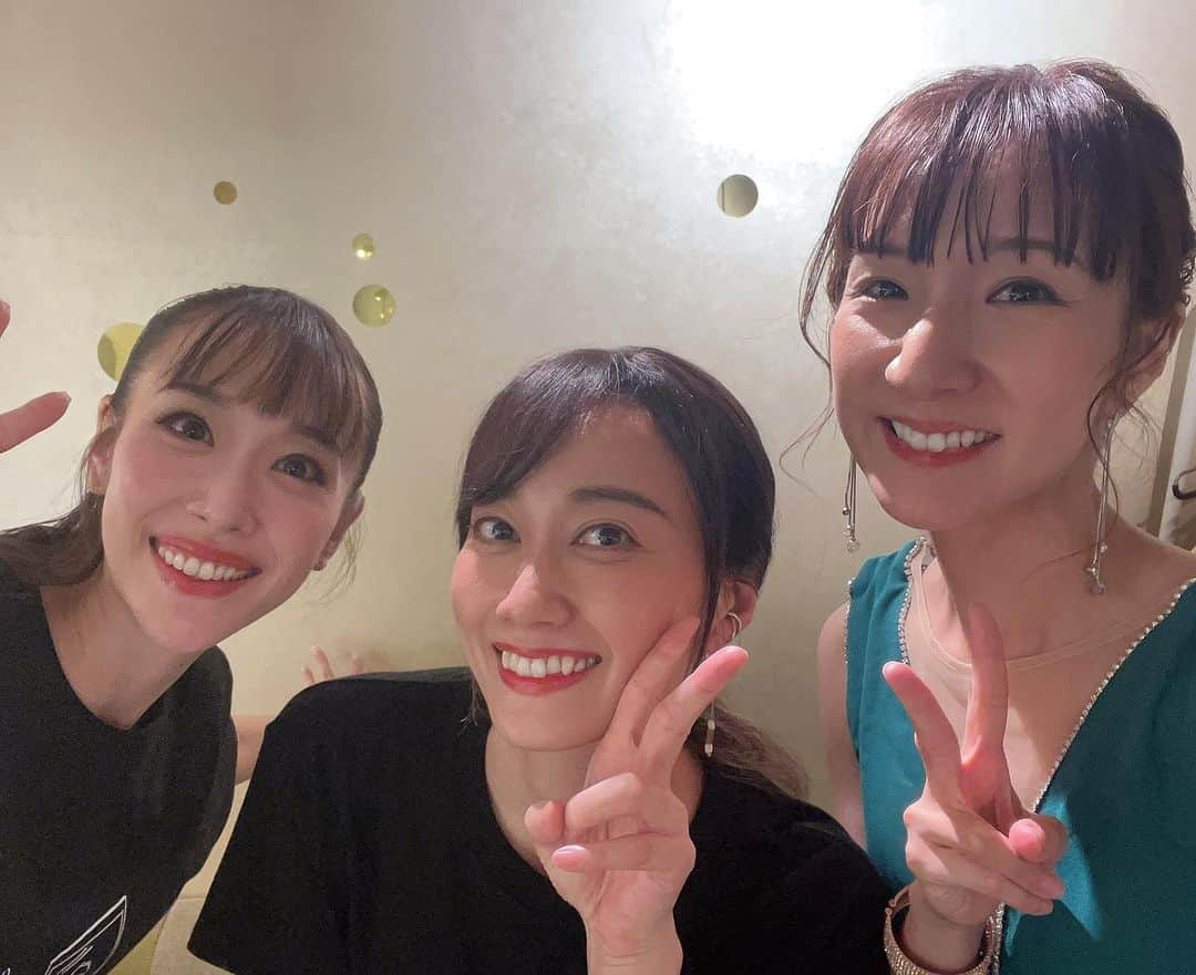 涼瀬みうとさんのインスタグラム写真 - (涼瀬みうとInstagram)「20th Anniversary Event “ Reunion ”  まずはご出演いただいたゲストの方々と、ピアニストさんとのお写真☺️  ❄️13:00公演 ／ #水夏希 さん 一緒にJoyfull歌っていただきました!🥹 トークも盛り沢山でしたね!  ちかさんとの話は尽きない…まだまだネタ出てきただろうなぁw  8/16が、ちかさんのお誕生日だったので、 サプライズでお祝いさせていただきました🎂🥳🙌💐 そして、ちかさん（79期さん）30th Anniversaryも、おめでとうございます✨ サプライズが成功してよかったぁ☺️☺️☺️☺️☺️ ご出演いただきありがとうございました🙏✨    🫶17:30公演 ／ #愛花ちさき さん と、 #天宮菜生 さん（ @naoamamiya_official ） 同期トークすごく楽しかった! 予科時代の話とか、こちらもまだまだ話せたよね🤭w 一緒にカイトとWe believe love 歌ってくれました💘 たらちゃん、はるちゃん、ありがとう♡  🎹#間野亮子 さん 本当にたくさんお世話になりました。 私たちの要望に丁寧に応えてくださり、まのこさんじゃなかったら、まとまらなかったと思う🥲 素敵な演奏をありがとうございました!!☺️✨    みなさま…ご尽力賜り、感謝申し上げます🙏✨  𓂃 𓈒𓏸𓂃 𓈒𓏸𓂃 𓈒𓏸𓂃 𓈒𓏸𓂃 𓈒𓏸𓂃 𓈒𓏸𓂃 𓈒𓏸𓂃 𓈒𓏸𓂃 𓈒𓏸𓂃 𓈒𓏸 #Reunion #20thanniversary #event  #89期 #20周年イベント #20周年 #雪組 #千葉さなえ #天王洲 #kiwatennoz」8月20日 18時04分 - sanae3337777777