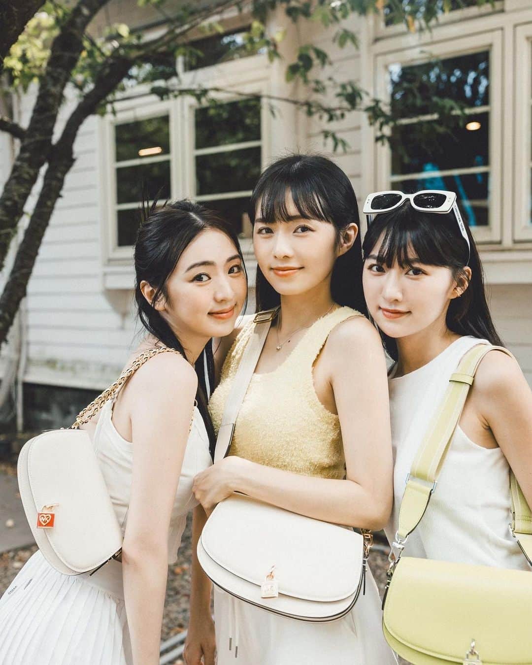 Dewi Chienのインスタグラム：「各差四歲的我們，即使不一定百分之百了解對方，但一定百分之百為對方著想，姊妹「手足」也絕對是這個家最美好的情感之一。🤍🤍💛  @michaelkors #mila #簡家三姊妹 #久違合體」