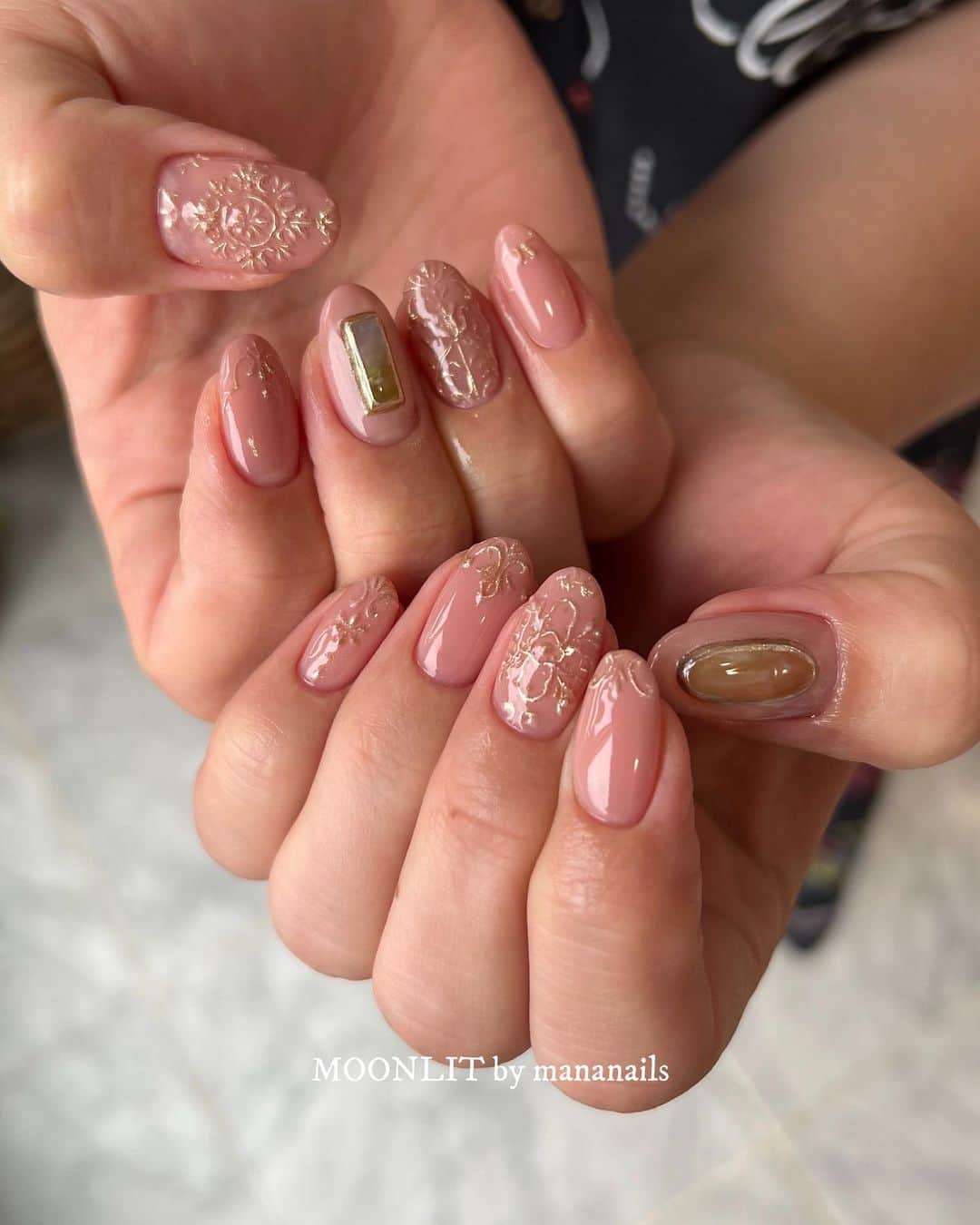 mananailsのインスタグラム：「bed skin pink × relief gold  ベッドスキンピンクベースにゴールドレリーフ、 天然石ジュエリー💎  ☾150minオフ込み」
