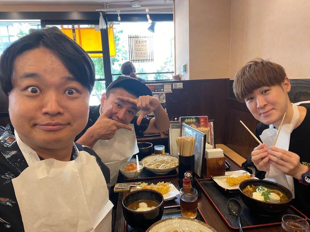 はぎちゃんのインスタグラム：「仲良し芸人先輩達とカレーうどんと茶しばきさせて頂きました！相変わらず楽しいー！からのウルトラCー！ #カレーうどん #つけ麺  #茶しばき」