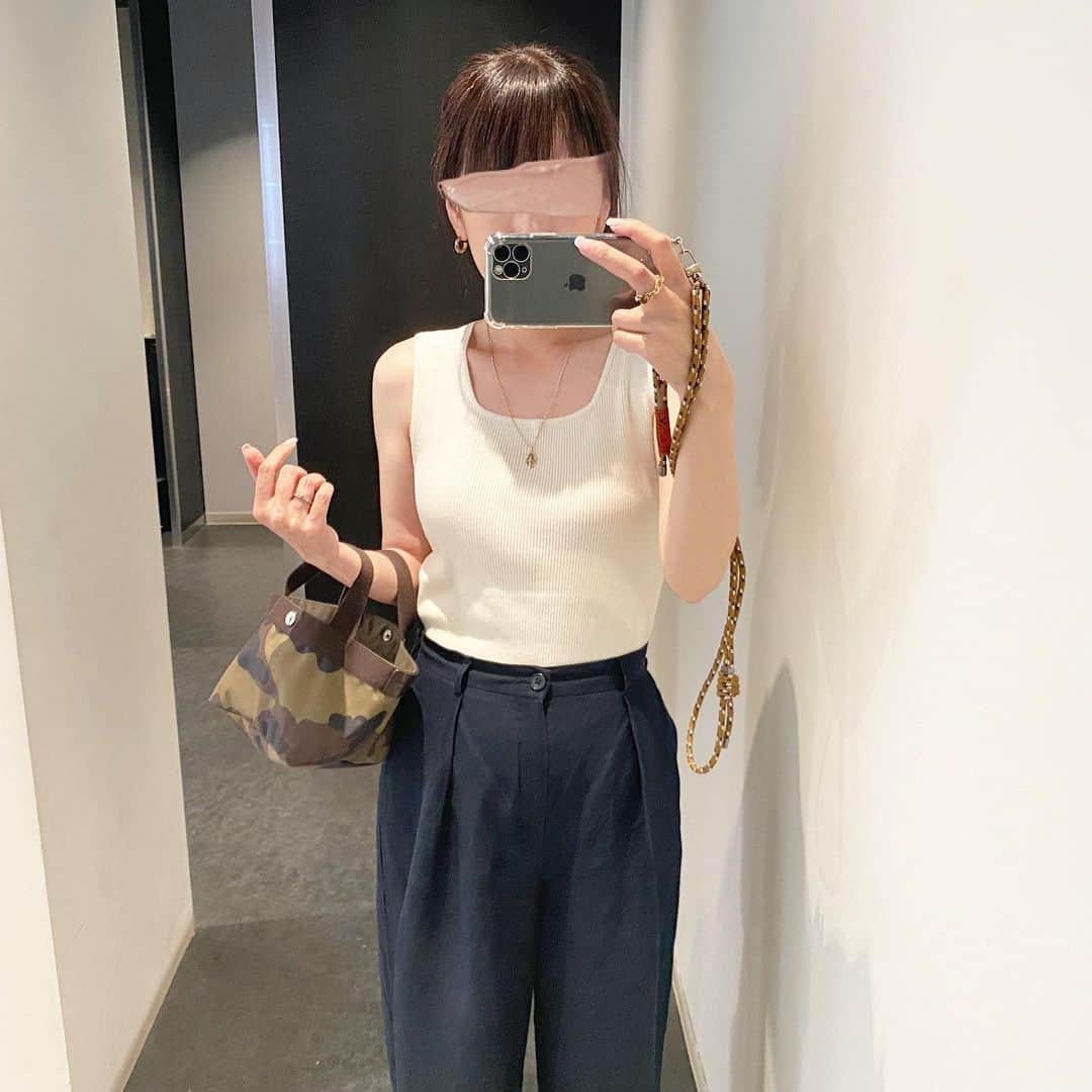 のインスタグラム：「🦆 ・ 蒸し蒸しな日𓄼 デニムは避けたくて 昔〜買ったGUのリネンパンツ☺︎ エルベはこの大きさが好き♡ ・ 息子が 「今日古着屋を10店舗ぐらい巡る夢を見た〜 いい夢だったなぁ」って言ってて笑った♡ 本当は夏休み中にまた出かけたいけど 始業式にテストがあって😗 勉強してるのは わたしじゃないけど 毎日遊べた小学生に戻りたいな 笑 ・ ・ #coordinate #コーディネート #コーデ #今日の服 #シンプルコーデ #プチプラコーデ #ママコーデ #シンプル #プチプラ #gu #hervechapelier #birkenstock #ビルケンシュトック #ロカリ」
