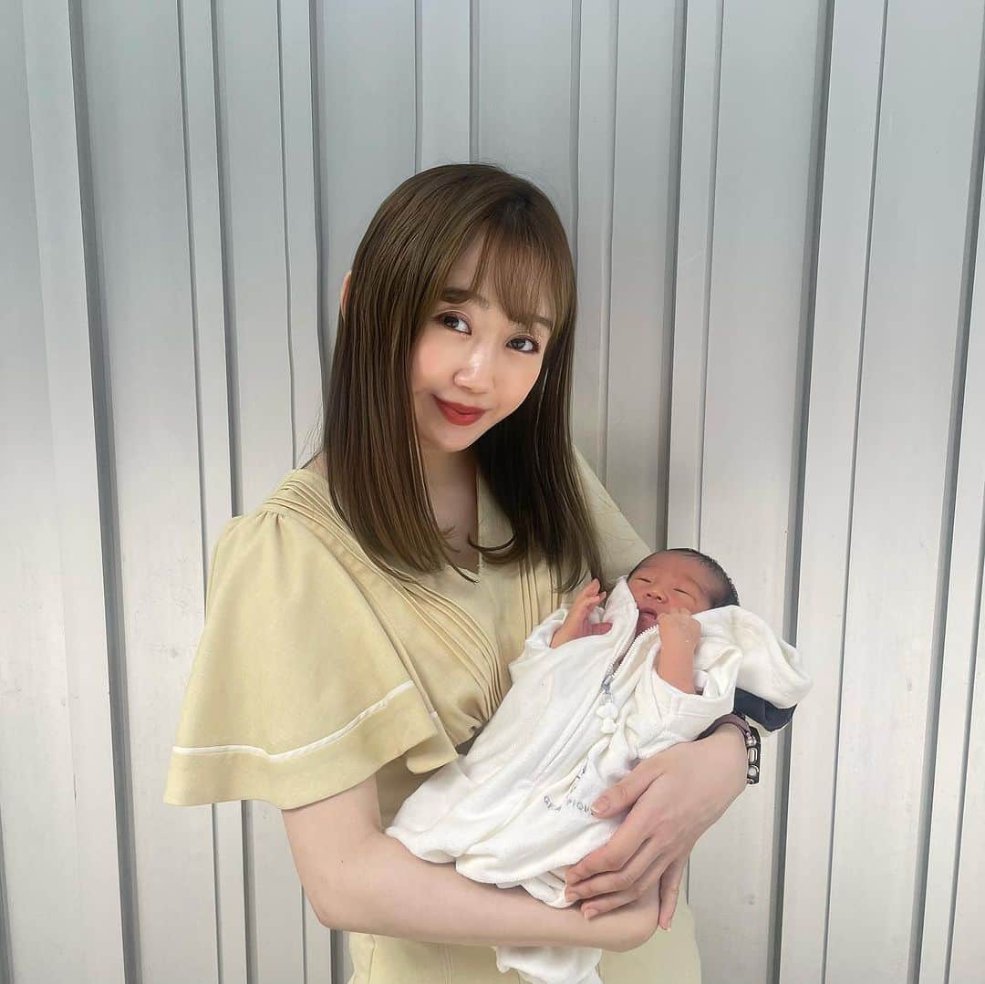 のインスタグラム：「#新生児   気づいたらそろそろ新生児期も終わり🥲 この1ヶ月本当に大変だったけど もう一生この期間は味わえないと思うと 毎日大切に過ごさなきゃねぇ🥹✨  今週は何日かお出かけの予定もあるので 少しずつ外に出る練習です💐  👶退院の日は、ずーっと着たかったHer lip toのdress👗 👶は頂いたジェラピケ×Peanuts🐶 まだまだ大きいので、これから先沢山着れそう💞  ◾️ Capri Mermaid Dress lemon / S ¥23,000」