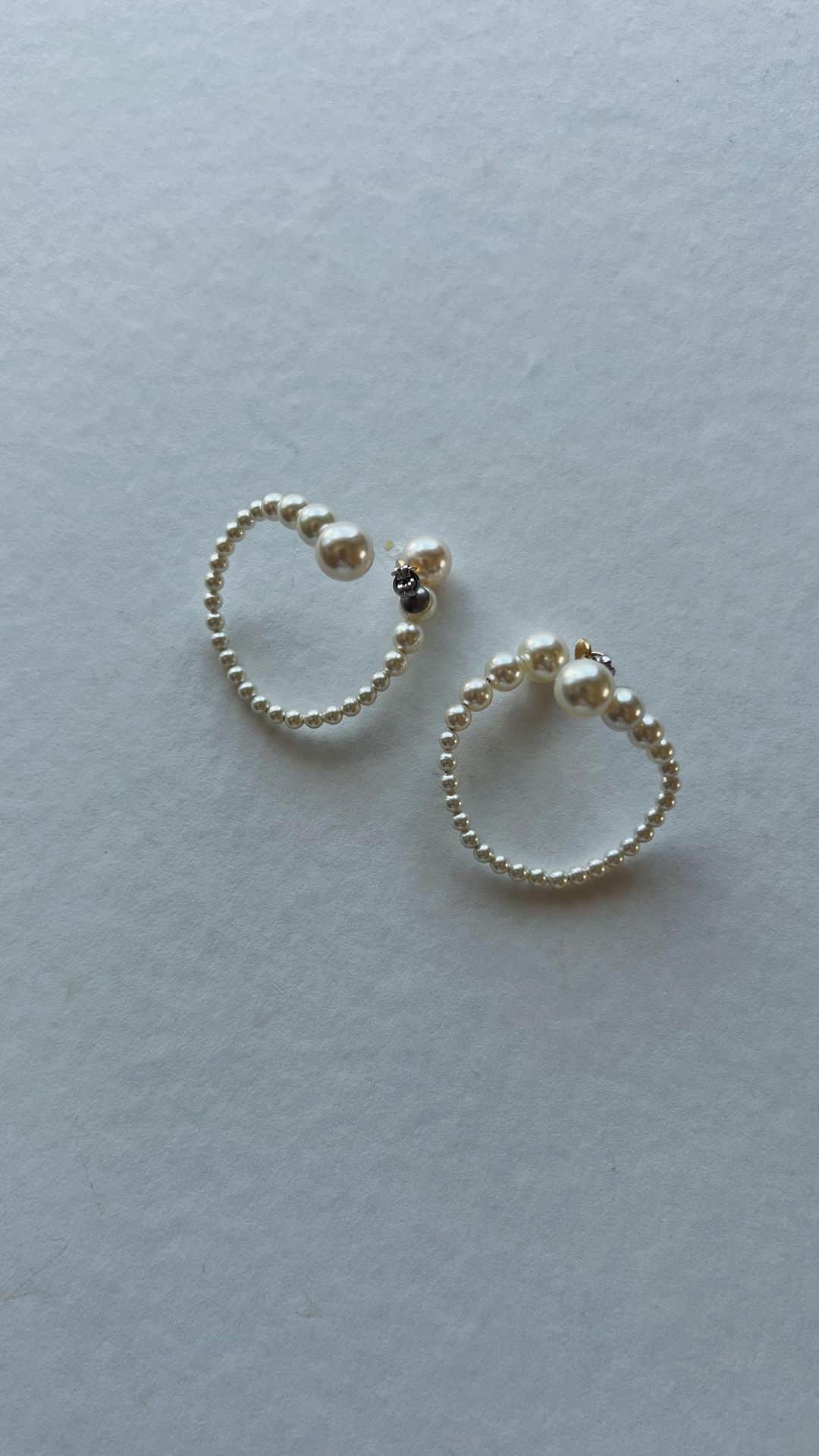 ジュジュのインスタグラム：「Pearl pierce(er)にはっ  左右対称のコロンとした小さいverも♡   着ける場所を左右逆にすると又違ったフォルムになるのが面白い🫶  まぁるいフォルムとウネウネフォルム✍️  こちらも同時受注となります✨  #AkariH#apparel#fashion akarih#akarihchic#アカリ#jewelry #accessory#pierce#earring#bracelet#necklace#choker#pendant #standard#hrkフク #costumejewelry#2022aw#www.akari-h.jp」
