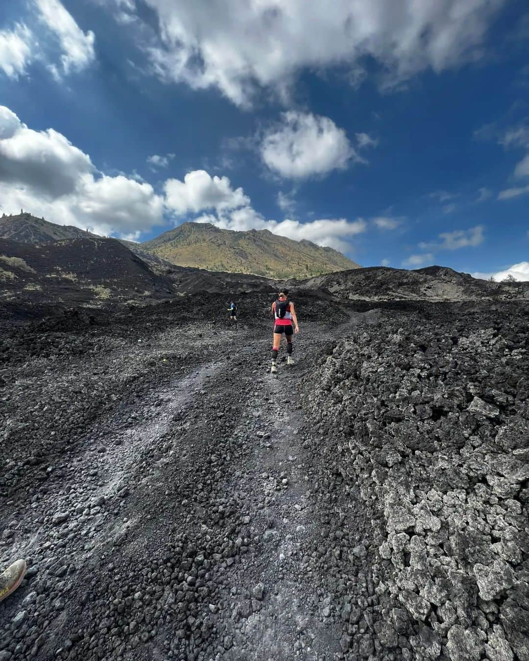 杏奈さんのインスタグラム写真 - (杏奈Instagram)「BALI ULTRATRAIL⛰ @baliultratrail.official 50kに初参加してきました🔥 @tomomi_challenger 朋ちゃんの無茶振りで始まった海外レースへの参加でしたが、何と日本から朋トレメンバー7人も集まって8人での参加🤣 神々の山と呼ばれるパトゥール⛰✨ 本当に神秘過ぎて初めて眼の前で見た雲海にも早朝キンタマーニ高原へ差し込む太陽にも感動しました❤️‍🔥本当にこの感動はこの場で走ってなかったら味わえ無かったです。誘ってくれた朋ちゃん本当にありがとう🥲💓💓💓  火山砂と溶岩の高原は足場が悪く、走るのもやっとで本当に本当にキツかったーーー😫😫😫 でも滑りながら駆け上がったり滑り落ちる感覚は本当に楽しくて、日本では中々経験出来ない最高の思い出になりました！ 給水所にはスイカやバナナなど現地のフルーツが美味しくて多分スイカ半個分くらい食べたと思います笑🍉 スタート時は上着を着ないと寒いくらいでしたが、陽射しが強く熱中症対策に持っていったタブレット型の経口補水液 @orsjapan が大活躍✨  私の @garminjp はGPXと言う地図を時計に入れられ無くて一緒に走ってくれた @y3yuma ゆーまさん @yamashu_q 秀さんと一緒に周りましたが、本当に2人が居てくれて良かった🥺💦💦💦 急遽コース変更があったりで1人ではきっと迷子にもなるしキツすぎて心も折れてたと思います😢 本当に2人には感謝🥲💓  最高の思い出、BALIULTRATRAIL inキンタマーニ！ 本当にありがとうございました❤️‍🔥❤️‍🔥❤️‍🔥」8月20日 18時16分 - anna97114