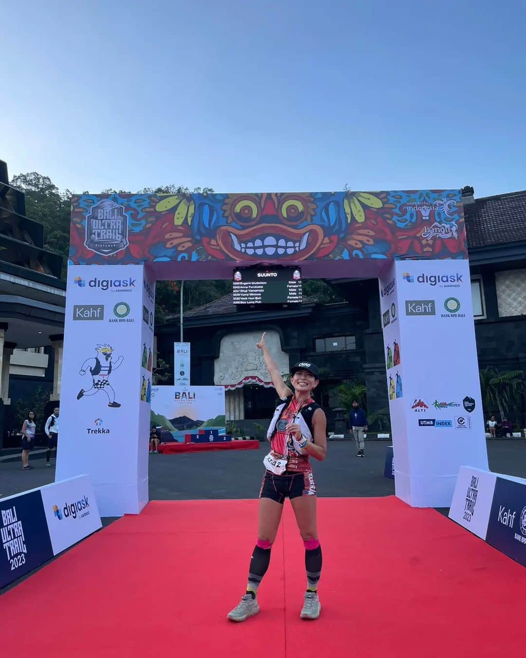 杏奈のインスタグラム：「BALI ULTRATRAIL⛰ @baliultratrail.official 50kに初参加してきました🔥 @tomomi_challenger 朋ちゃんの無茶振りで始まった海外レースへの参加でしたが、何と日本から朋トレメンバー7人も集まって8人での参加🤣 神々の山と呼ばれるパトゥール⛰✨ 本当に神秘過ぎて初めて眼の前で見た雲海にも早朝キンタマーニ高原へ差し込む太陽にも感動しました❤️‍🔥本当にこの感動はこの場で走ってなかったら味わえ無かったです。誘ってくれた朋ちゃん本当にありがとう🥲💓💓💓  火山砂と溶岩の高原は足場が悪く、走るのもやっとで本当に本当にキツかったーーー😫😫😫 でも滑りながら駆け上がったり滑り落ちる感覚は本当に楽しくて、日本では中々経験出来ない最高の思い出になりました！ 給水所にはスイカやバナナなど現地のフルーツが美味しくて多分スイカ半個分くらい食べたと思います笑🍉 スタート時は上着を着ないと寒いくらいでしたが、陽射しが強く熱中症対策に持っていったタブレット型の経口補水液 @orsjapan が大活躍✨  私の @garminjp はGPXと言う地図を時計に入れられ無くて一緒に走ってくれた @y3yuma ゆーまさん @yamashu_q 秀さんと一緒に周りましたが、本当に2人が居てくれて良かった🥺💦💦💦 急遽コース変更があったりで1人ではきっと迷子にもなるしキツすぎて心も折れてたと思います😢 本当に2人には感謝🥲💓  最高の思い出、BALIULTRATRAIL inキンタマーニ！ 本当にありがとうございました❤️‍🔥❤️‍🔥❤️‍🔥」