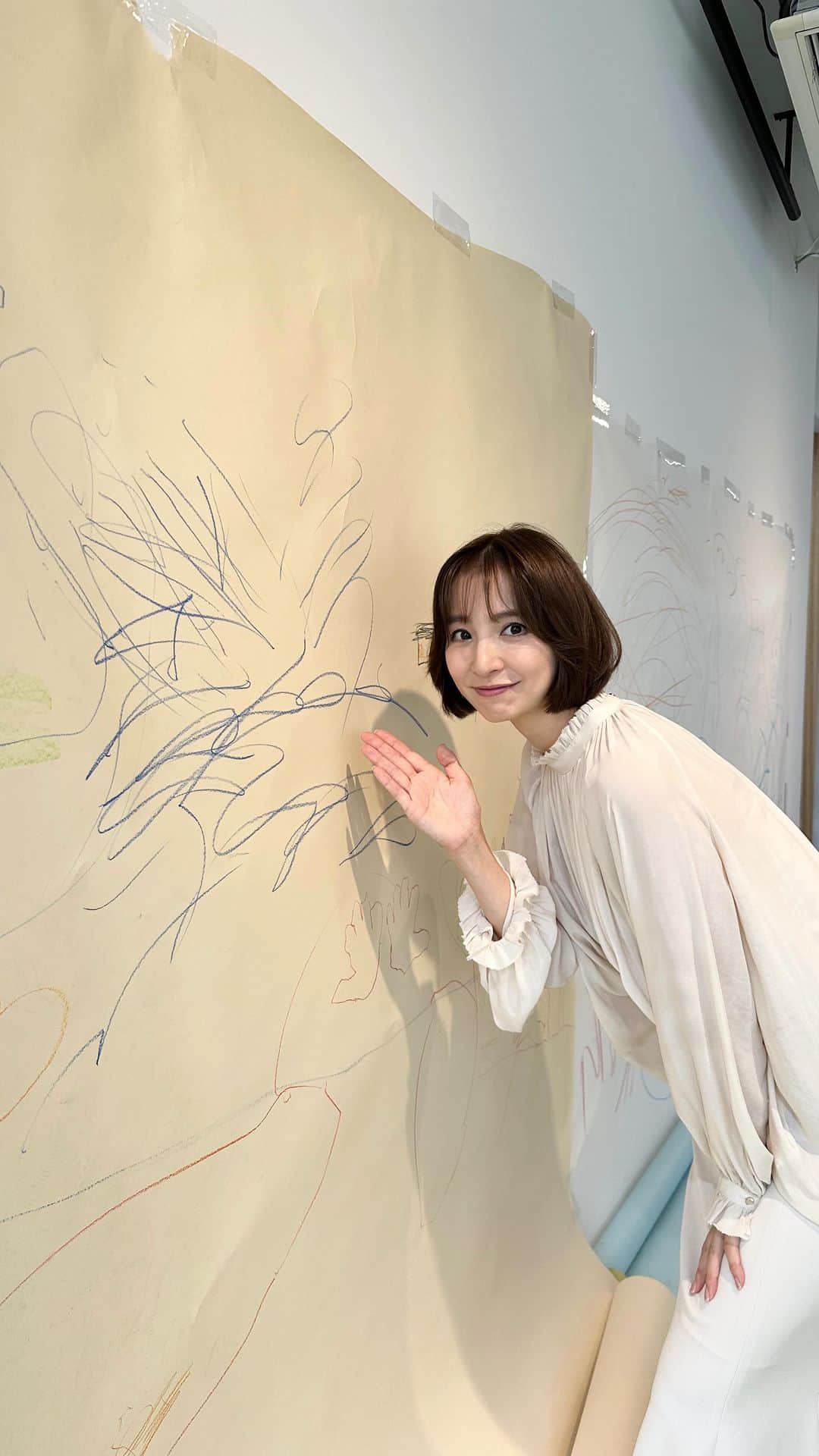 篠田麻里子のインスタグラム：「@yokayo.official ✖️ @omochabako.beauty.official  蜜蝋クレヨンアートワークワークショップ🖍️ 珍しくブロックタイプのクレヨンやお子さんに優しい蜜蝋のクレヨンを使って思い切り描く会📝  皆んなでお絵描き✨そして素敵なポーチ作り💓楽しかったね✨  ありがとうございました😊  #yokayoワークショップ#yokayo」