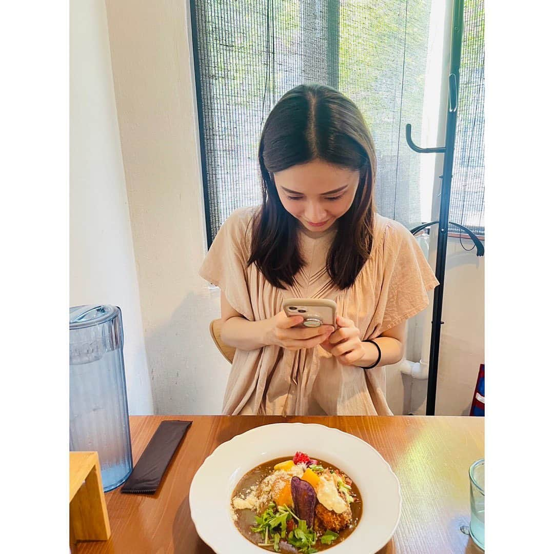 木下晴香さんのインスタグラム写真 - (木下晴香Instagram)「☀️🍛 ⁡ 大好きな太陽カレーさん@taiyocurry  ⁡ 稽古がお休みで食べに行けました！！ ⁡ 嬉しすぎて、ニヤニヤしながら写真撮ってる私。 この後しっかり髪をまとめて、気合い入れていただきました。笑 ⁡ 今日も今日とて、本当に美味しかった…幸せ☺️ トッピングしたハモフライもとっても美味しかったです。  そして何よりお店の方々の温かさが大好き。 ⁡ ごちそうさまでした！」8月20日 18時21分 - haruka_kinoshita_official