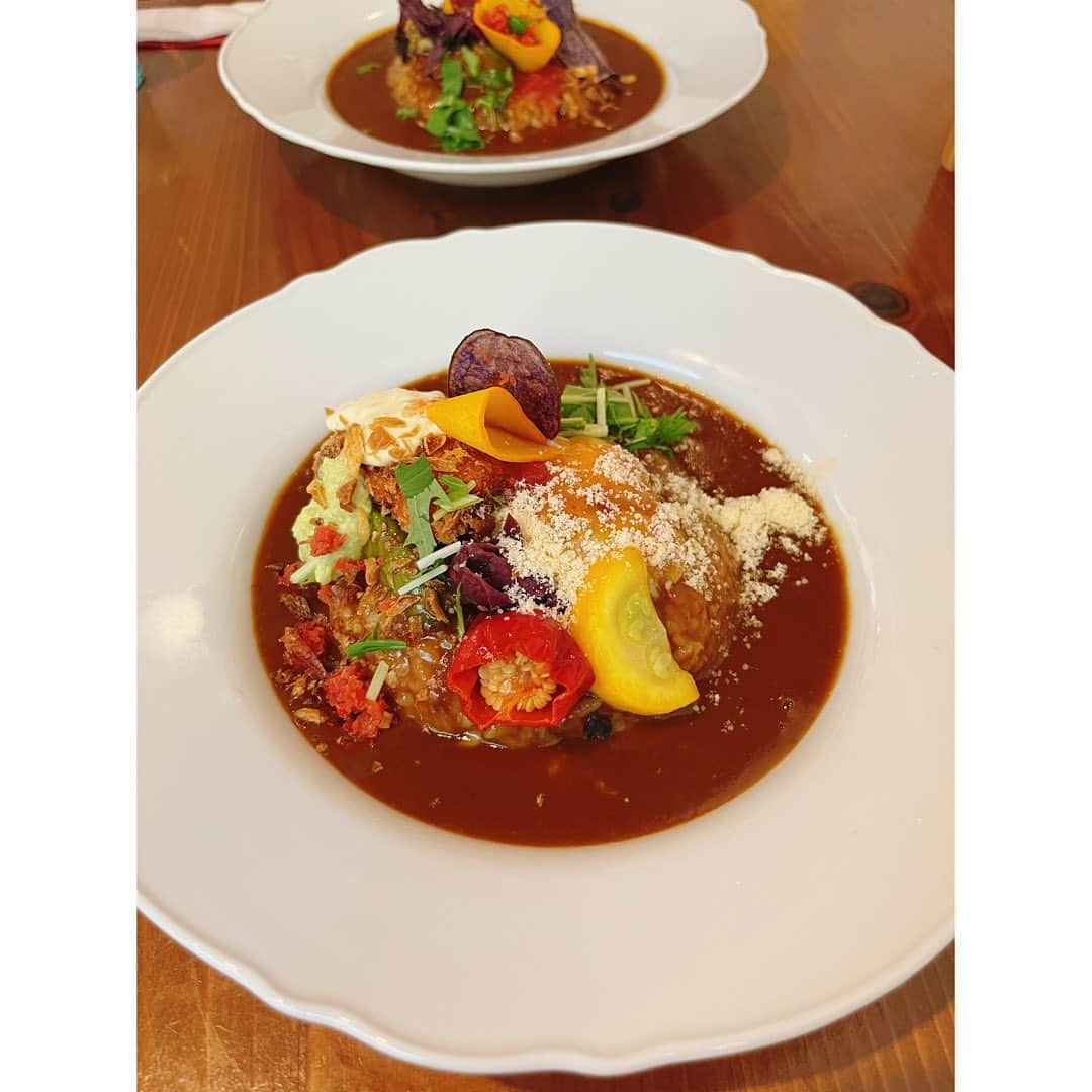 木下晴香さんのインスタグラム写真 - (木下晴香Instagram)「☀️🍛 ⁡ 大好きな太陽カレーさん@taiyocurry  ⁡ 稽古がお休みで食べに行けました！！ ⁡ 嬉しすぎて、ニヤニヤしながら写真撮ってる私。 この後しっかり髪をまとめて、気合い入れていただきました。笑 ⁡ 今日も今日とて、本当に美味しかった…幸せ☺️ トッピングしたハモフライもとっても美味しかったです。  そして何よりお店の方々の温かさが大好き。 ⁡ ごちそうさまでした！」8月20日 18時21分 - haruka_kinoshita_official